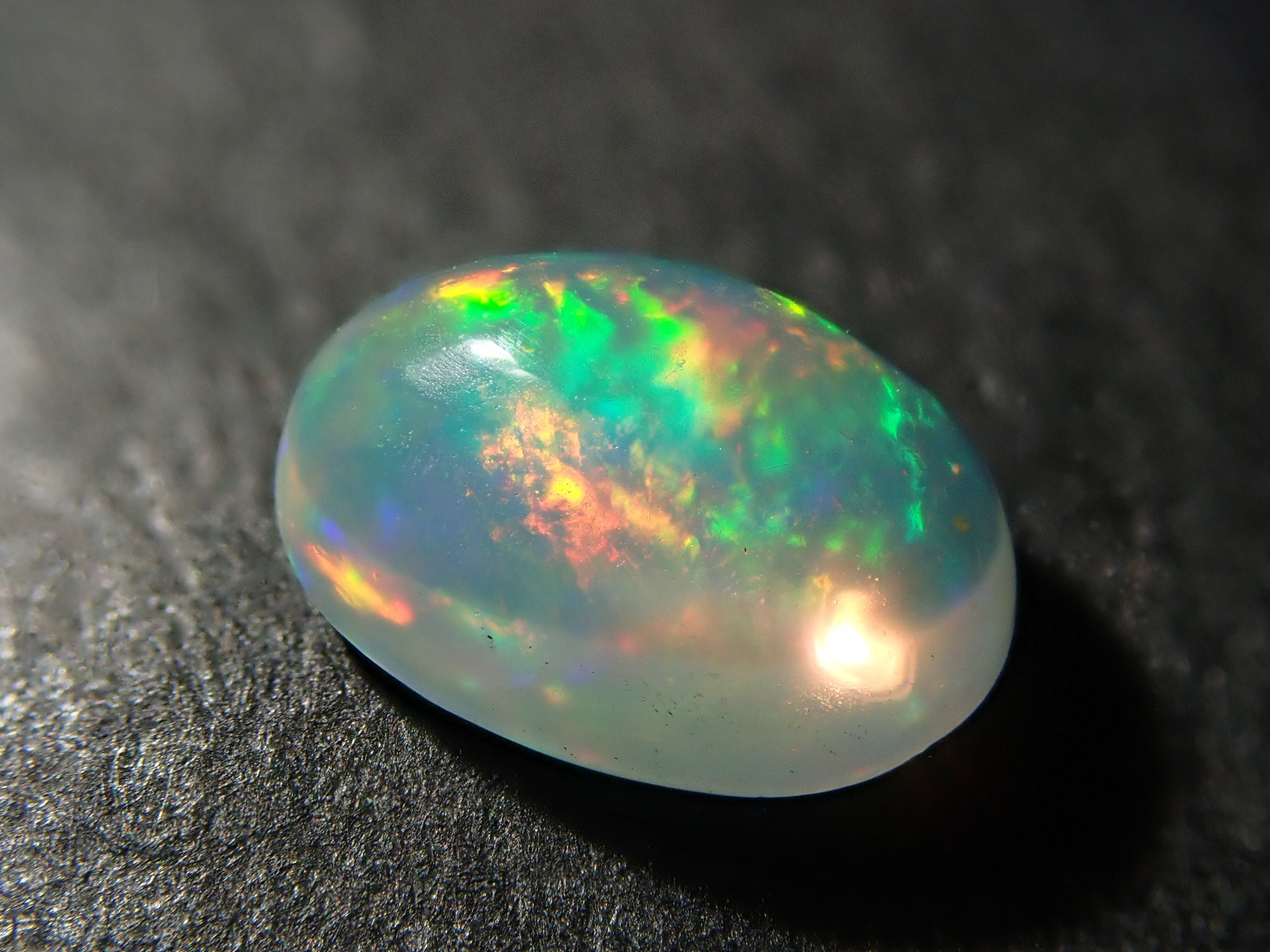 宝石ガチャンポ！！】エチオピア産オパール ～色が遊ぶ不思議な宝石