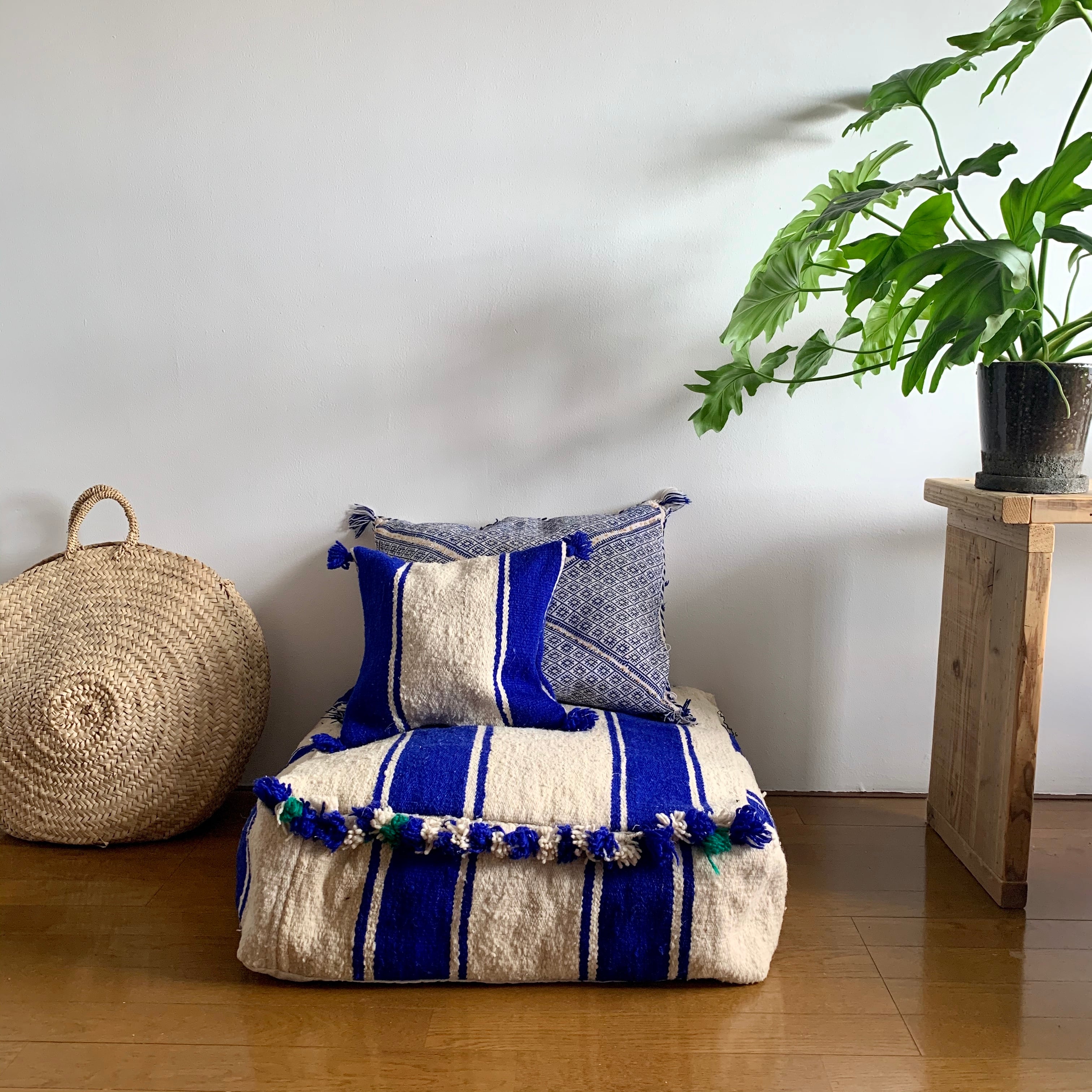 オールドファブリックのプフ 小さなクッション付き | モロッコの暮らし