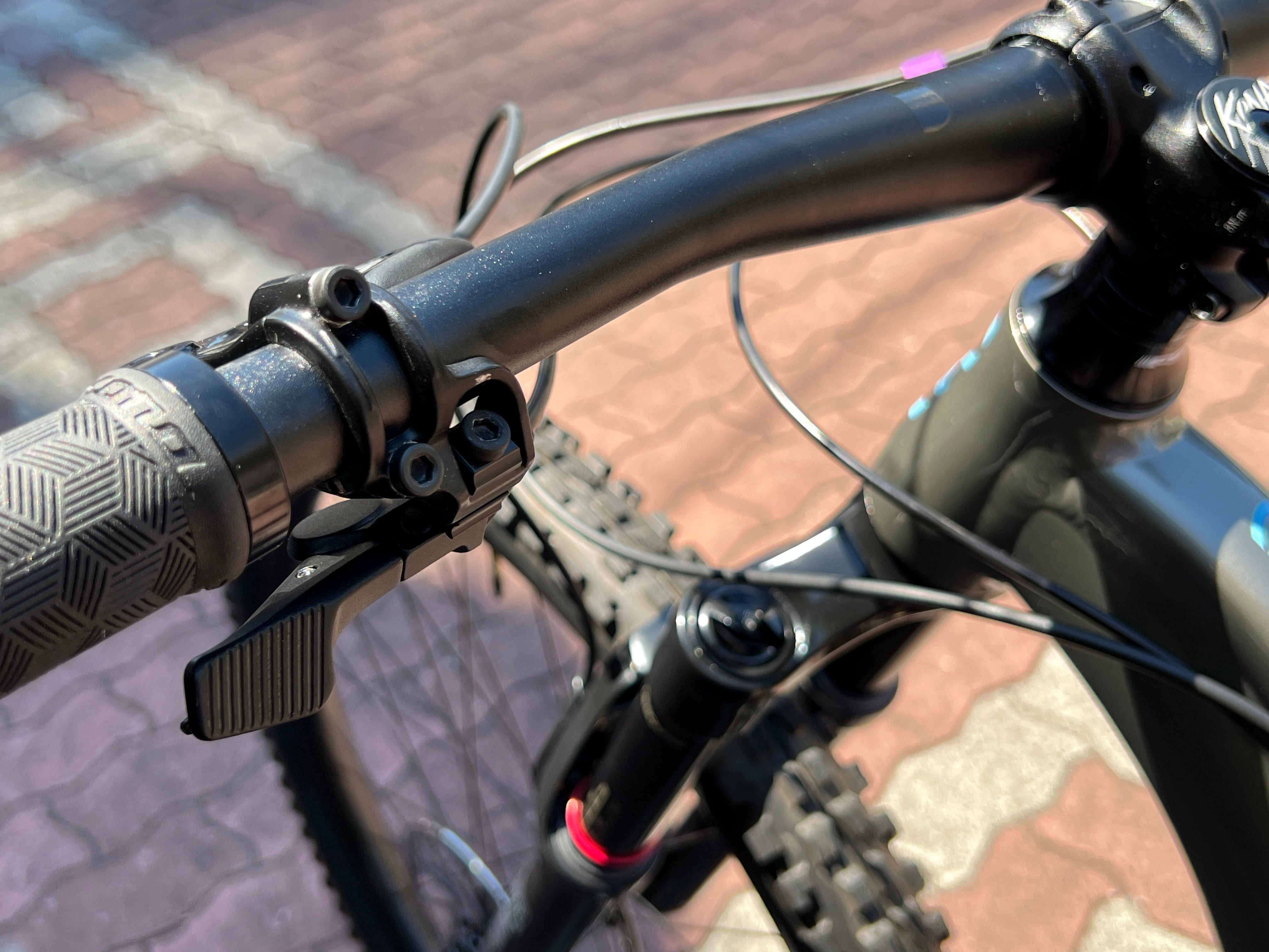 2025 KONA コナ / HONZO DL ホンゾ デラックス Gloss Metallic Grey