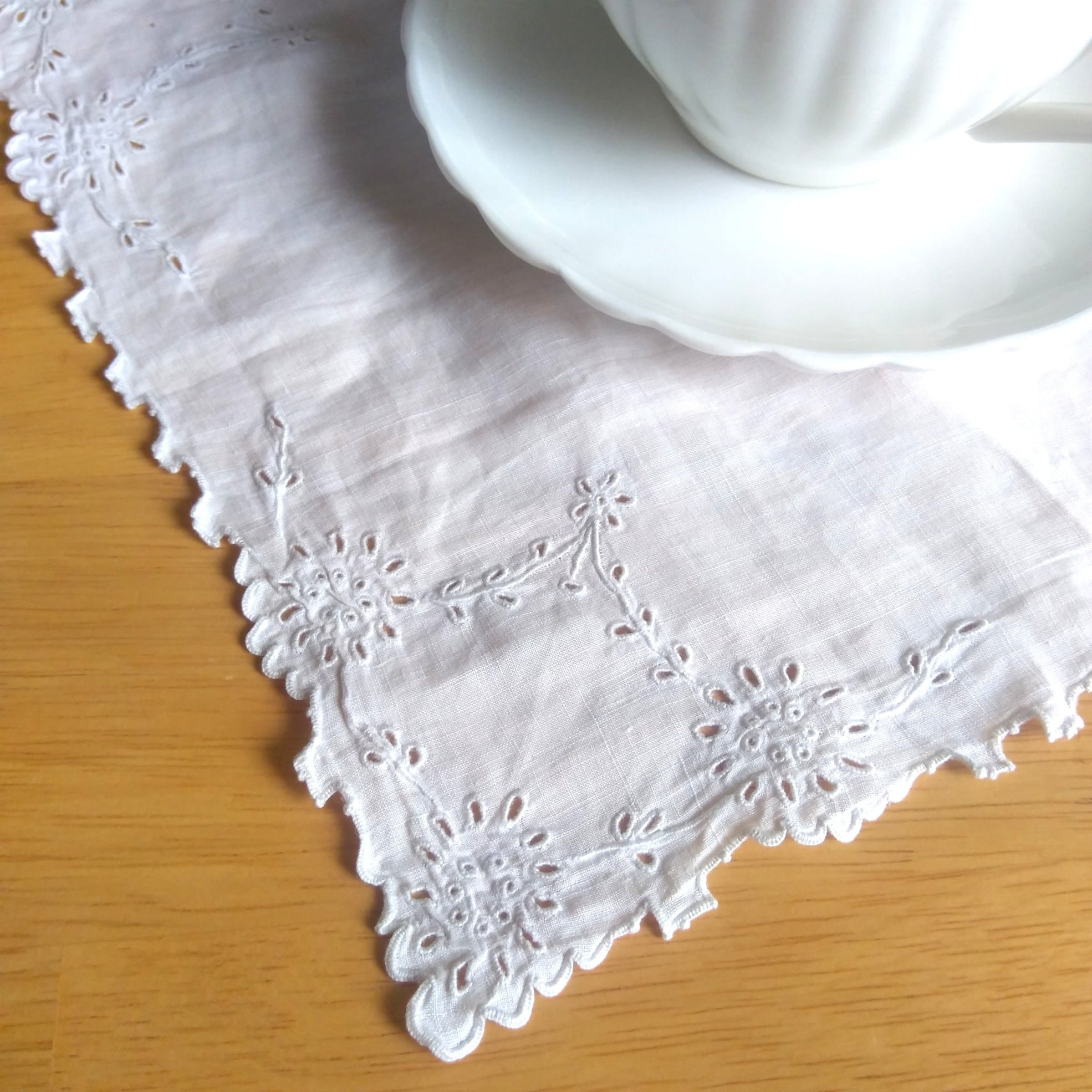 23.5㎝×24㎝】アンティーク白刺繍レースハンカチ | Mercerie Mercure