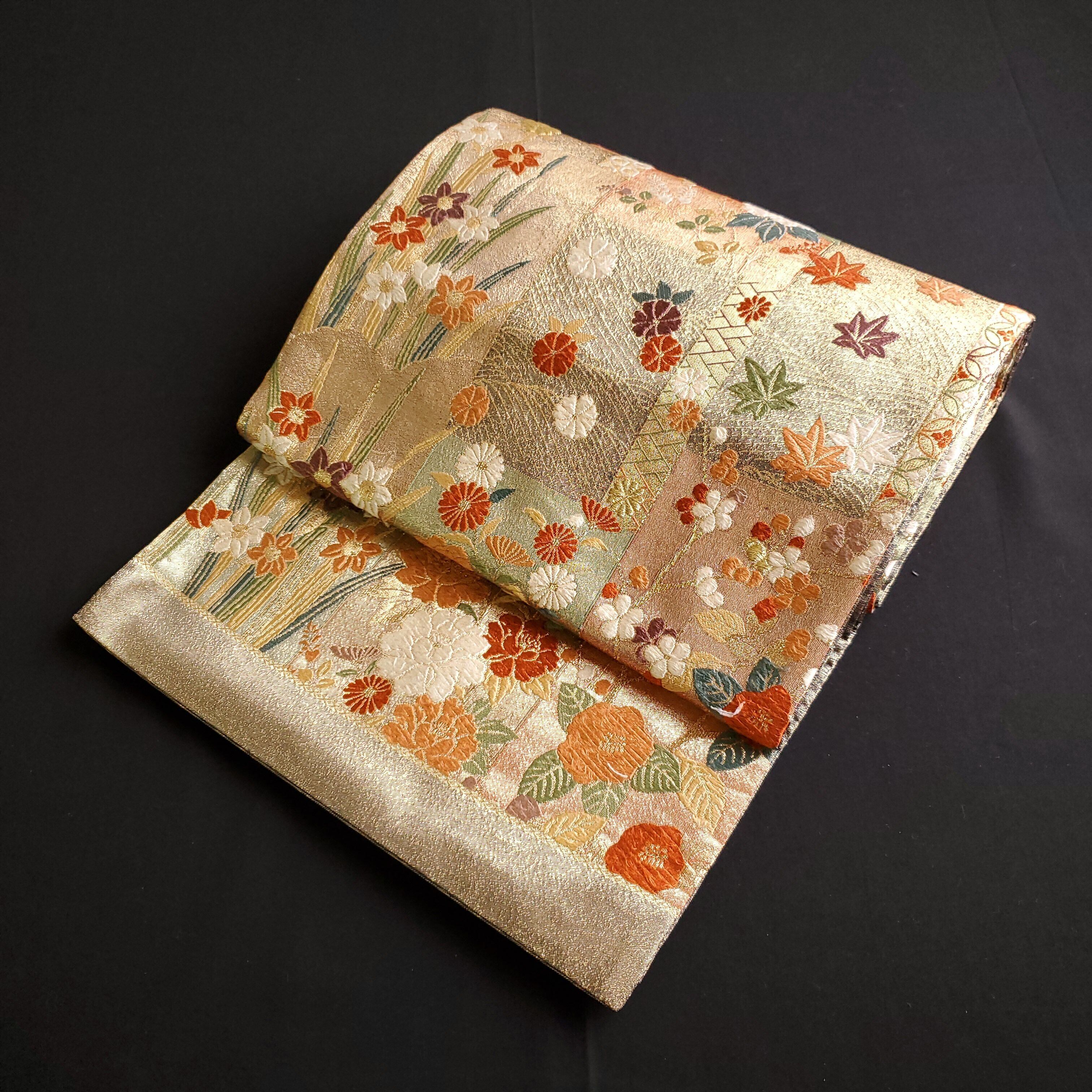 金地亀甲花菱四角文様 正絹六通袋帯／菖蒲 牡丹 紅葉 花菱文様