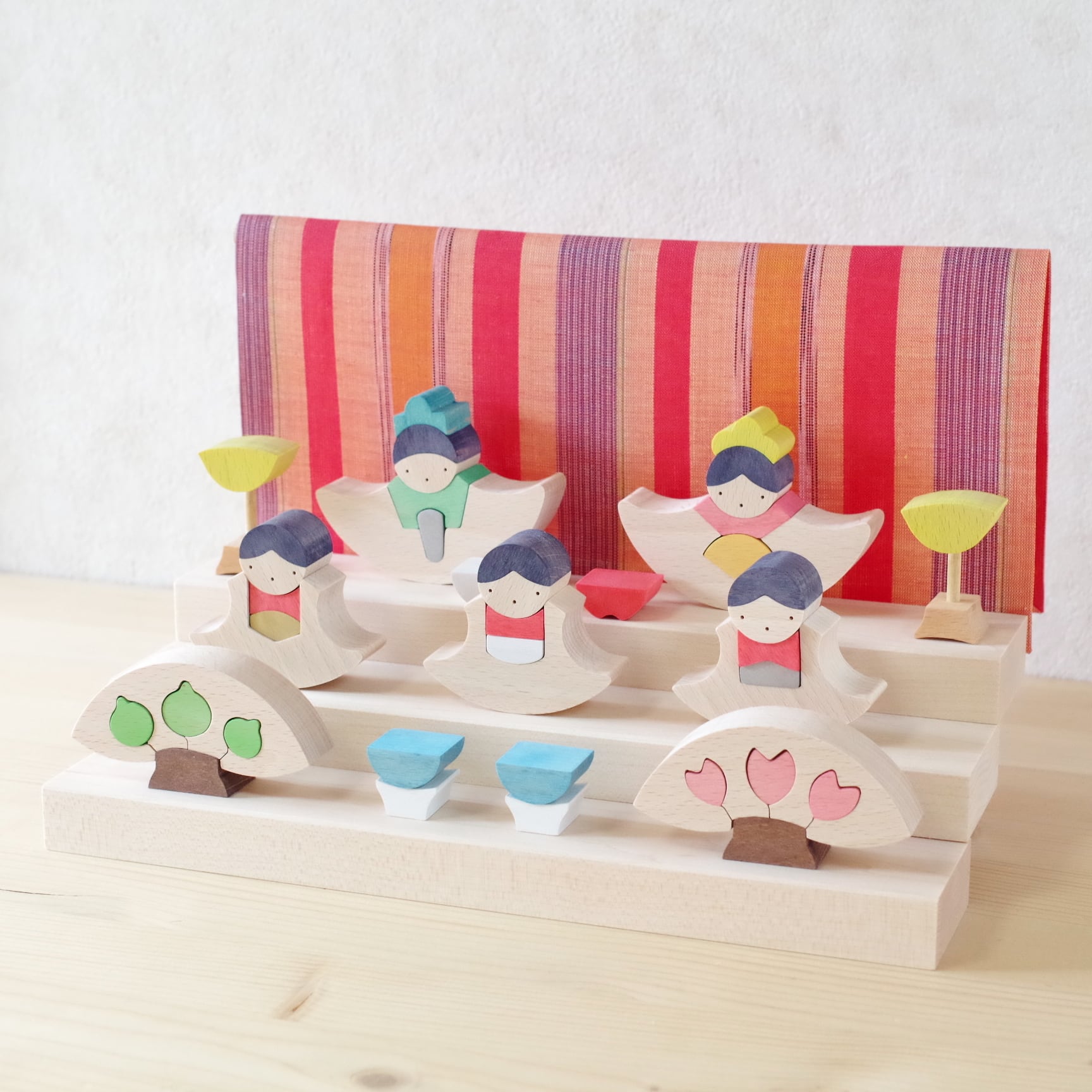 小黒三郎 銀杏円びな三段飾り（普通垂幕・赤） | 木のおもちゃ専門店