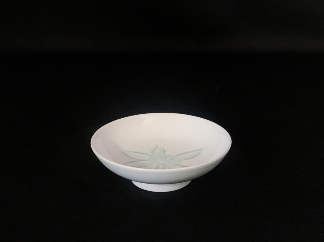 井上萬二作】白磁牡丹彫文皿 | 井上萬二窯 INOUE MANJI KILN