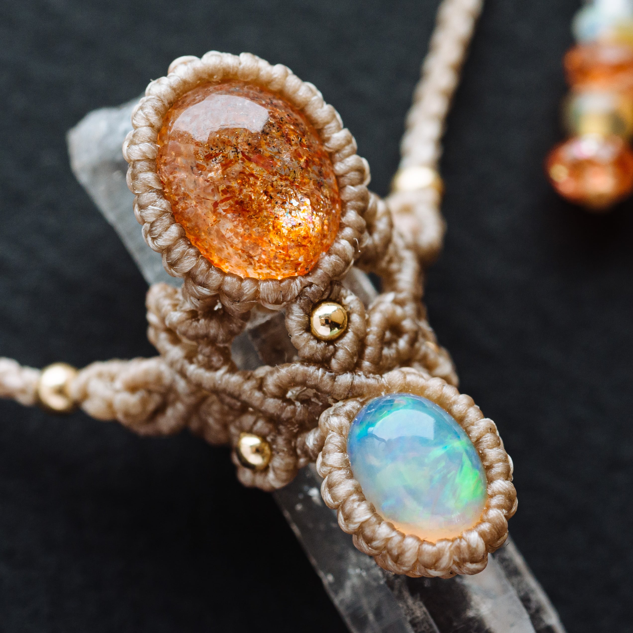 クリスタル+サンストーン+オパールのマクラメ編み 天然石ネックレス