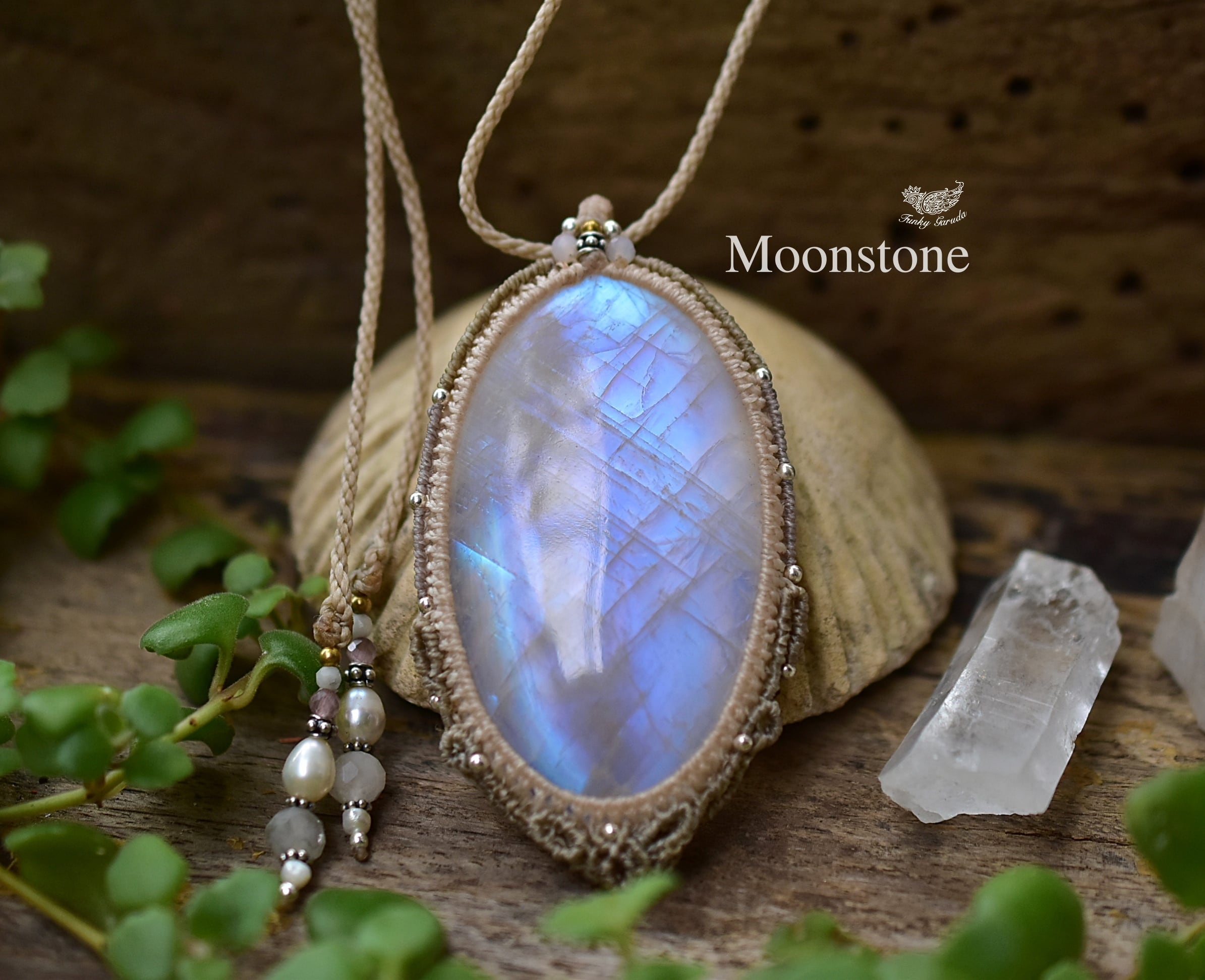 ヘミモルファイトとレインボームーンストーンのマクラメネックレス