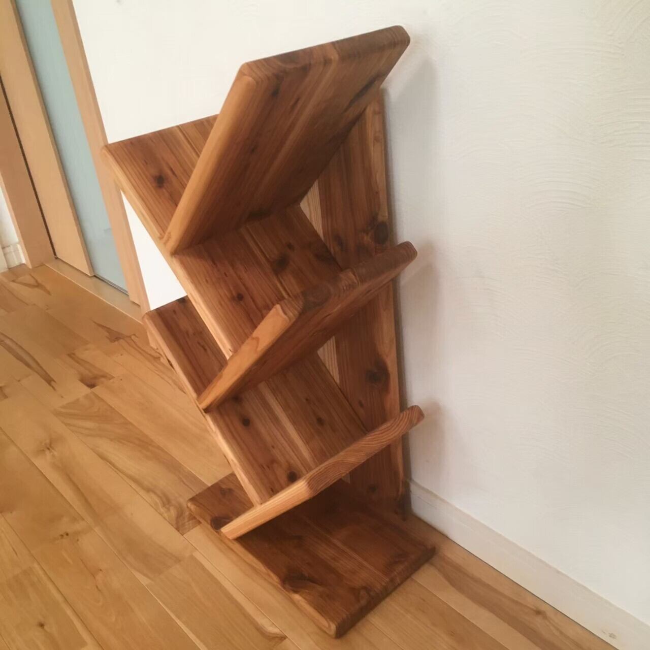 国産杉の無垢材を使用】 角が丸く安心安全 ツリー型 ブックシェルフ
