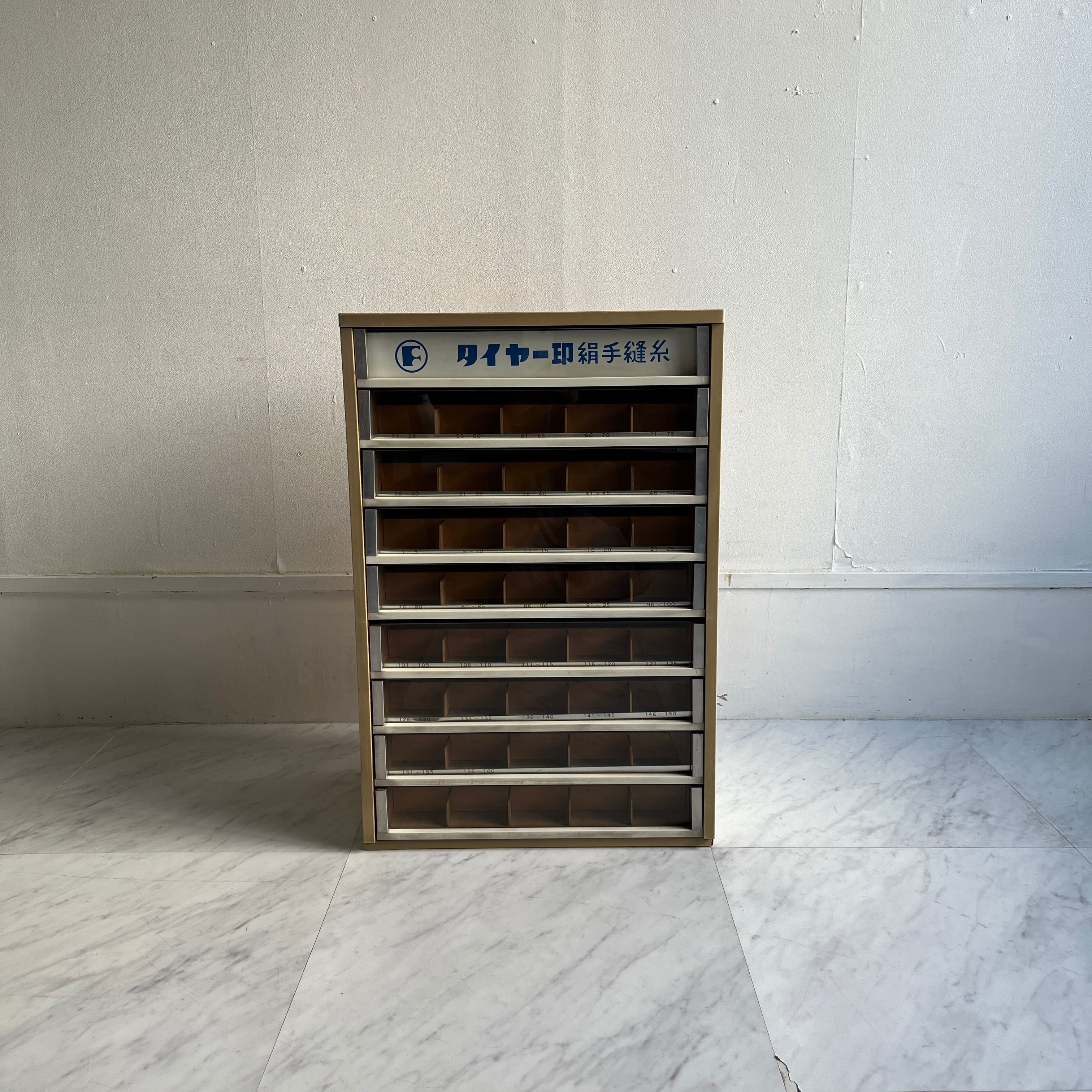 昭和レトロ タイヤ―印絹手縫糸 ケース 9段 ガラス入小引き出し ミシン