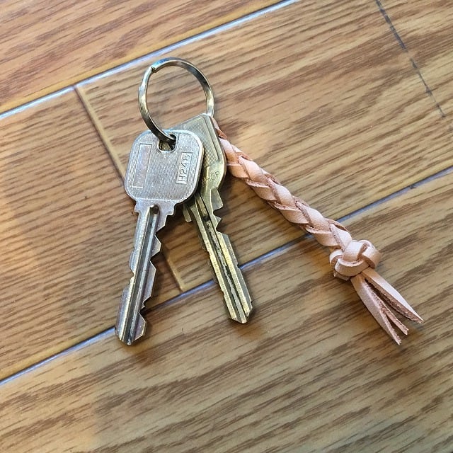 革ひものminiキーホルダー 革：赤×ナチュラル | M's craft Leather&Jewelry