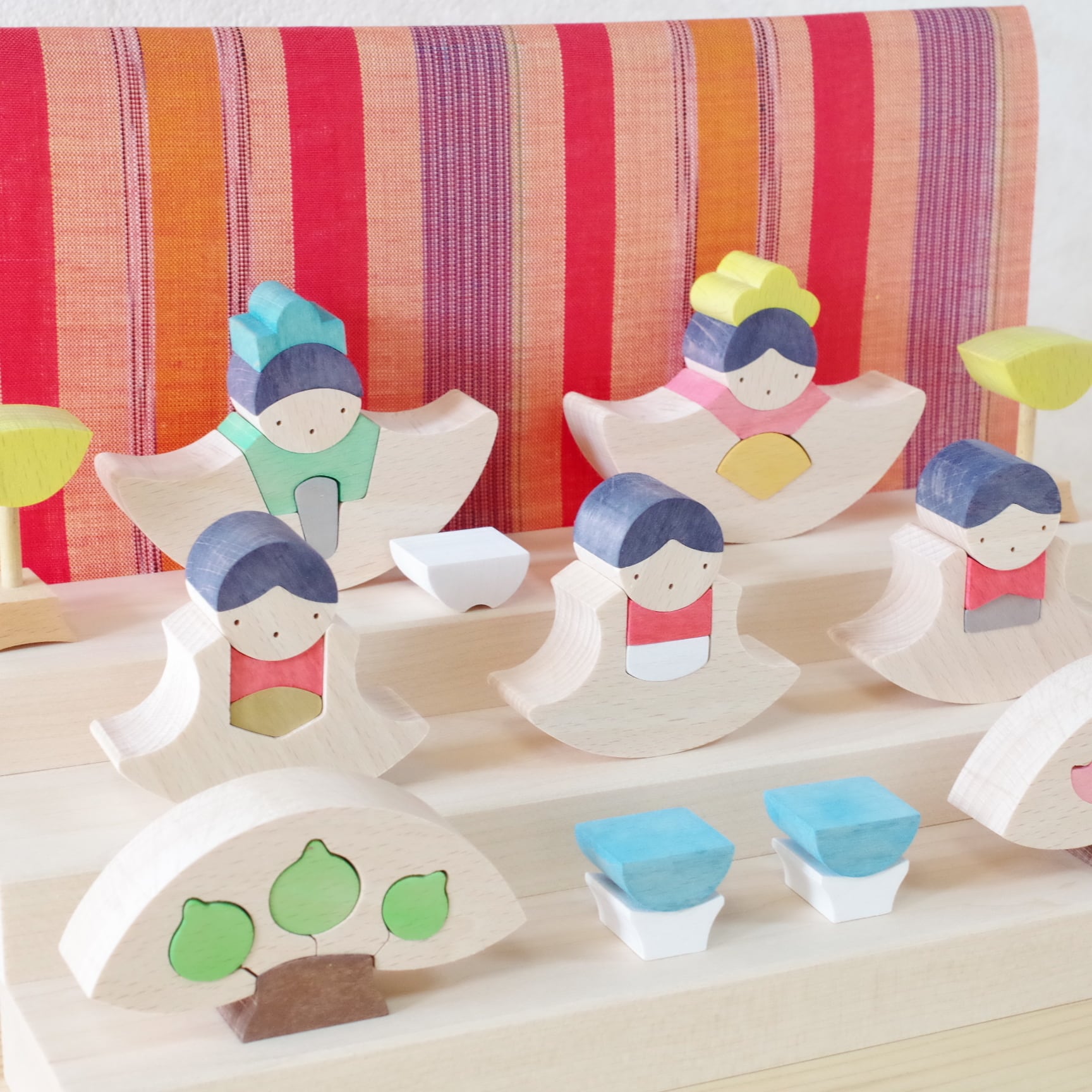 小黒三郎 銀杏円びな三段飾り（普通垂幕・赤） | 木のおもちゃ専門店