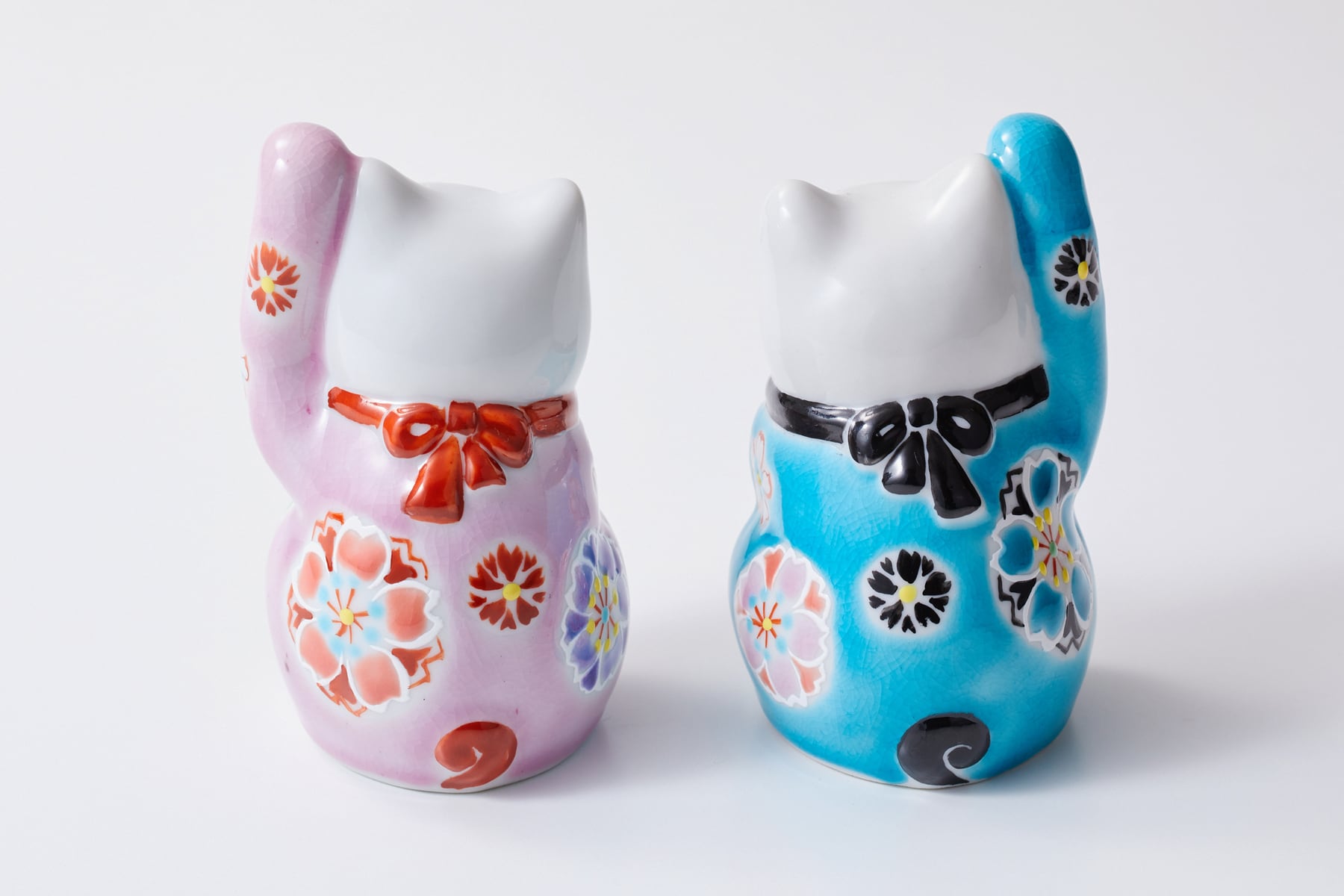 招き猫（左） 重ね桜 ピンク | 虚空蔵窯｜石川県能美市の九谷焼の窯元