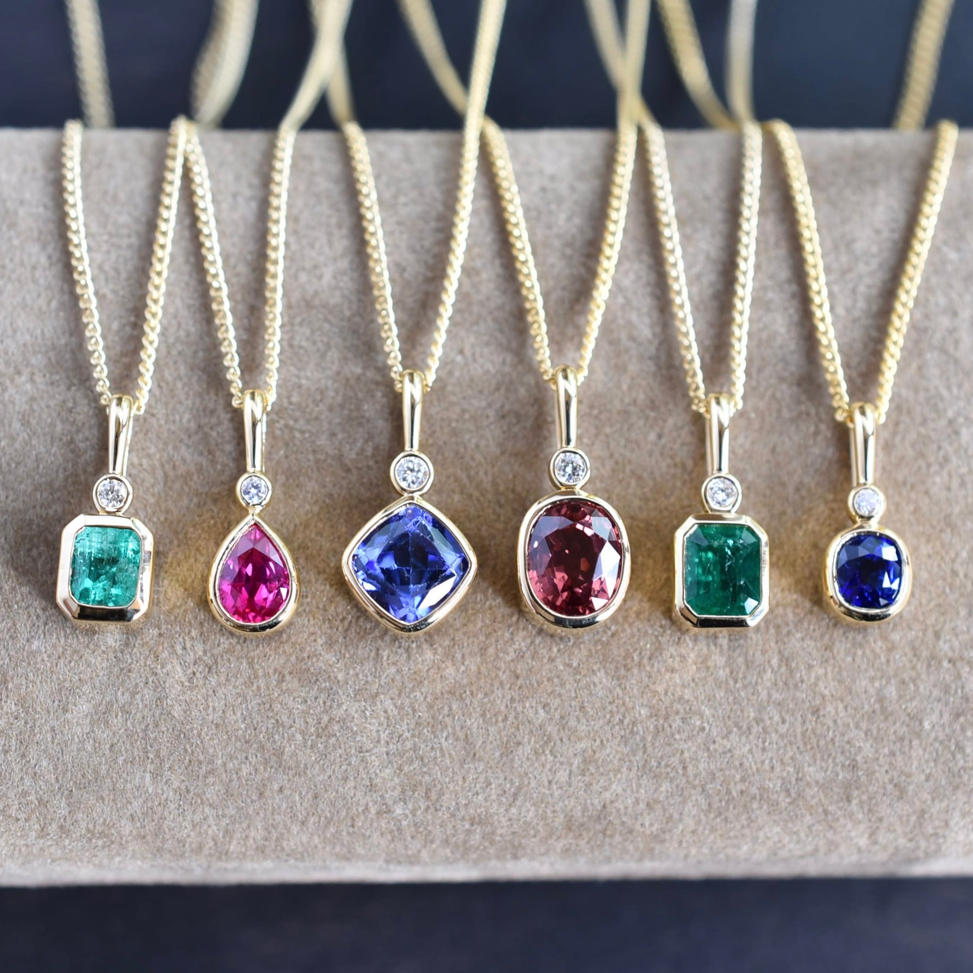 一点限り】K18YGエメラルド(0.483CT) ダイヤモンド覆輪ペンダント