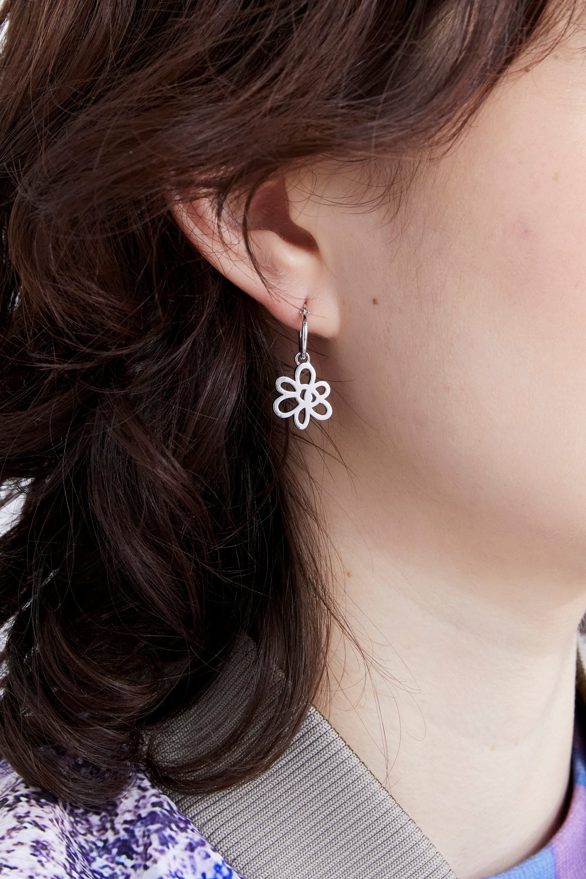 P.A.M. (Perks And Mini) / OUTLINE GESTURES EARRING | Answer