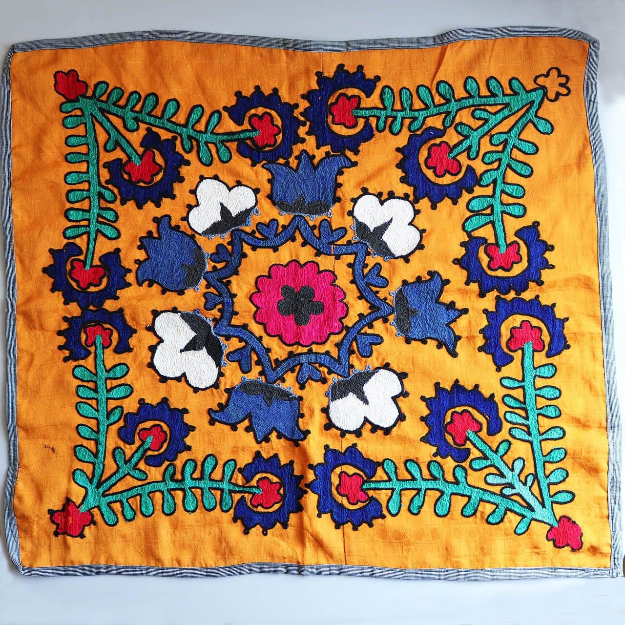 1点もの】スザニ刺繍 クロス 綿花 イエロー系 花 【約65×57cm