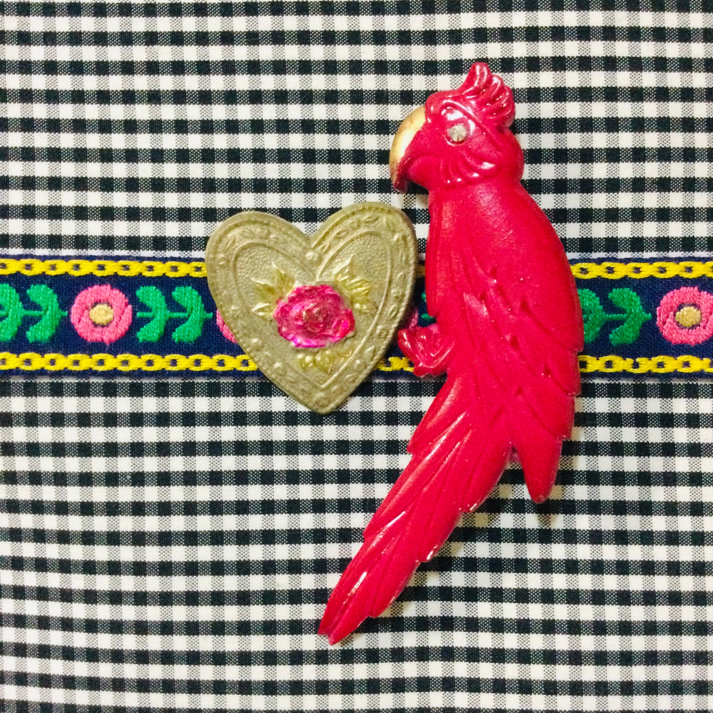 ヴィンテージ 赤いオウムくん ブローチ (帯飾り) | webshopシスター社