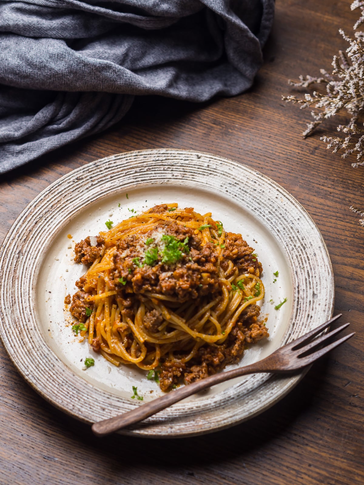 渕荒横彫 リブ8寸皿（信楽焼・リムプレート・粉引）／古谷 浩一