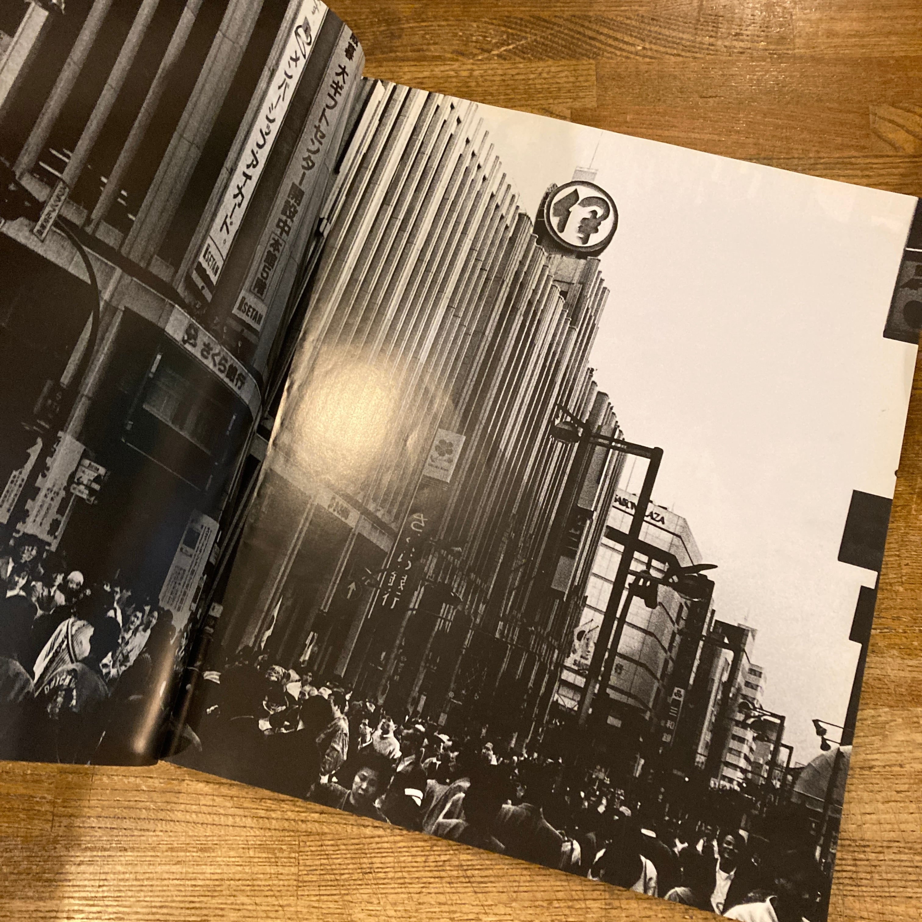 Daido hysteric no.6 1994 / 森山大道 | 百年