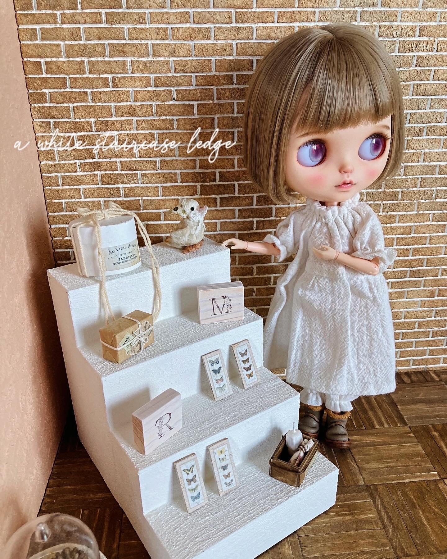 シンプルな木製ホワイトの階段 ミニチュア ドールハウス 背景ボード 壁