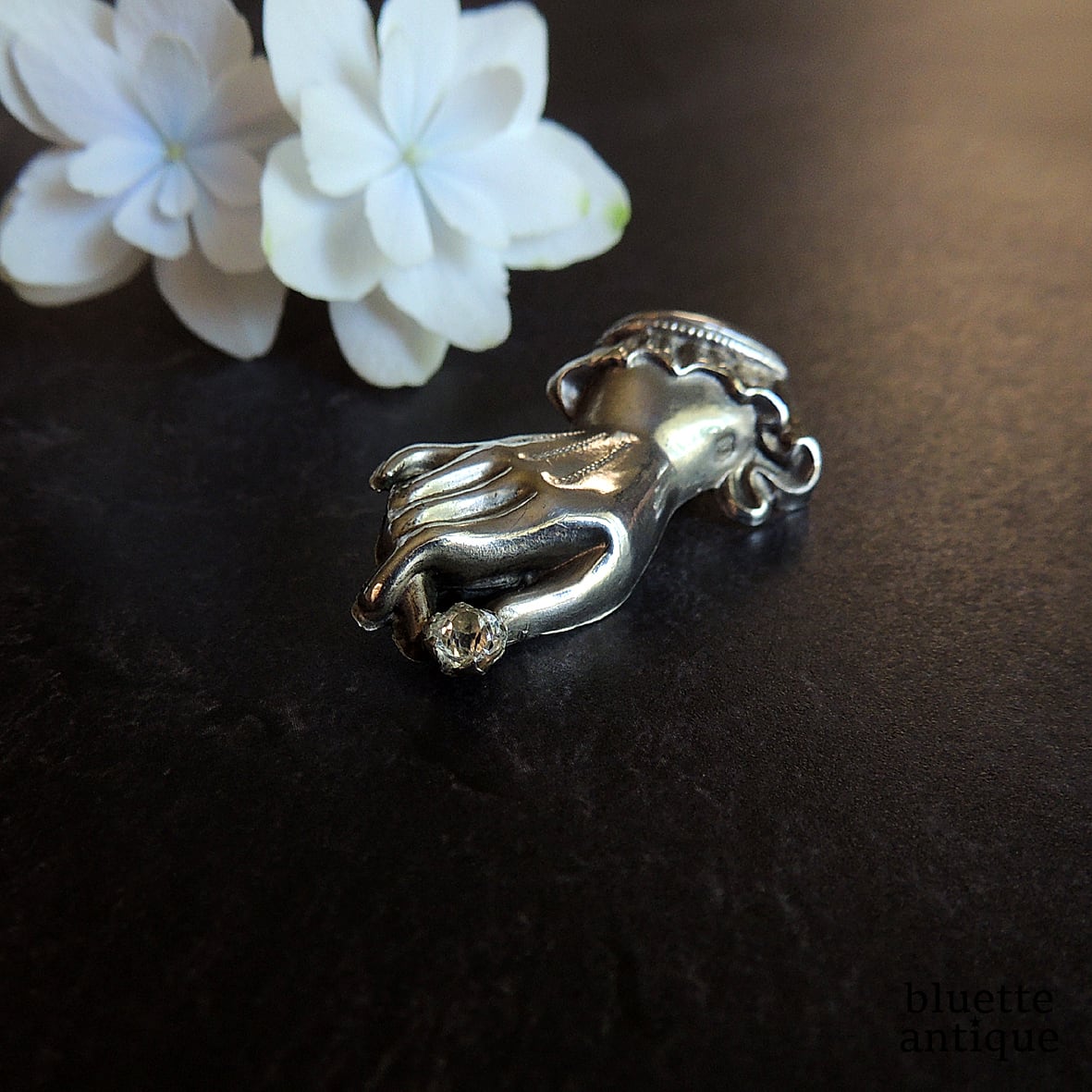 英国アンティーク スターリングシルバー ハンドモチーフ ブローチ