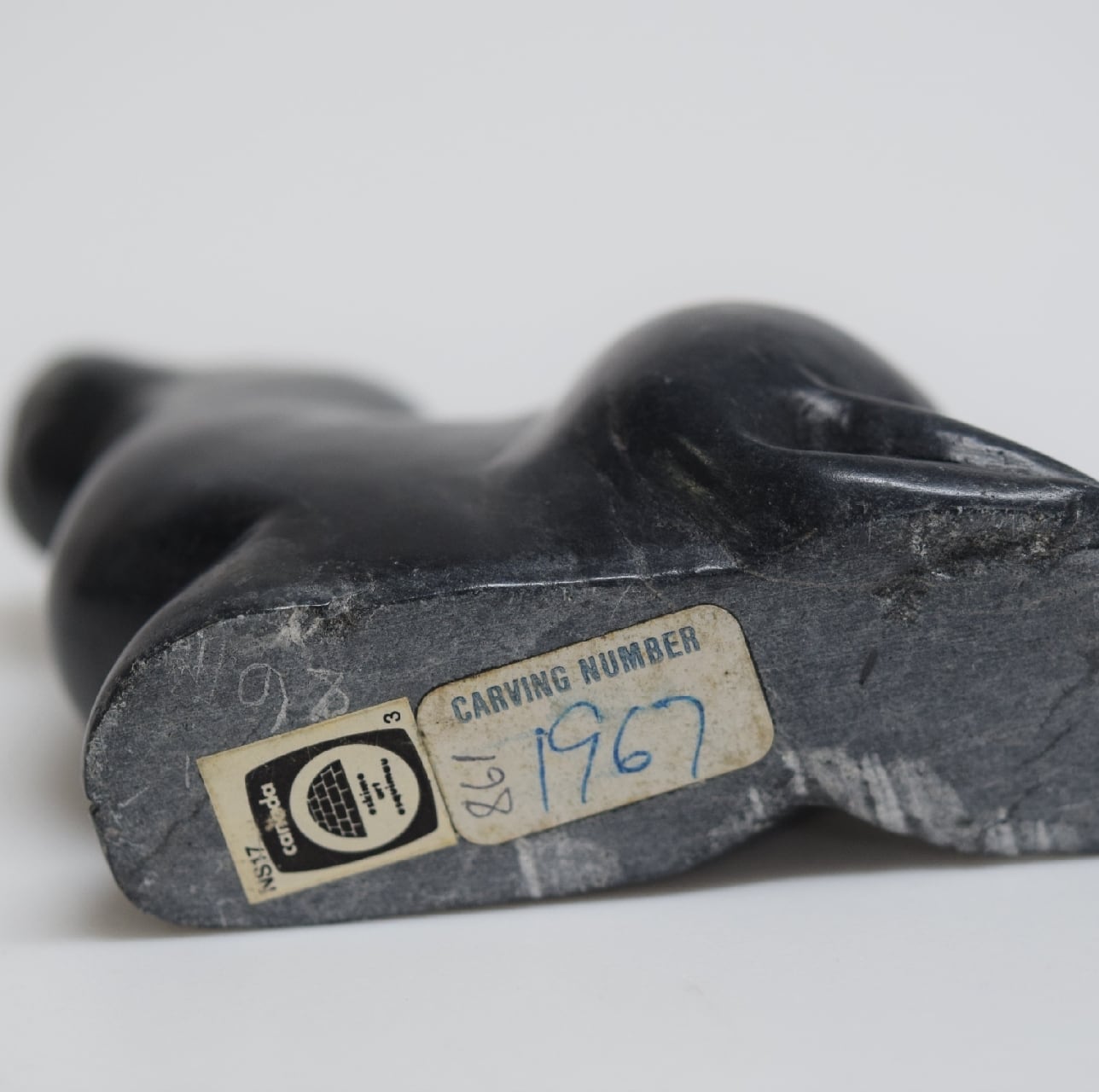 カナダ エスキモーアート（イヌイットアート） アシカ 石の彫刻