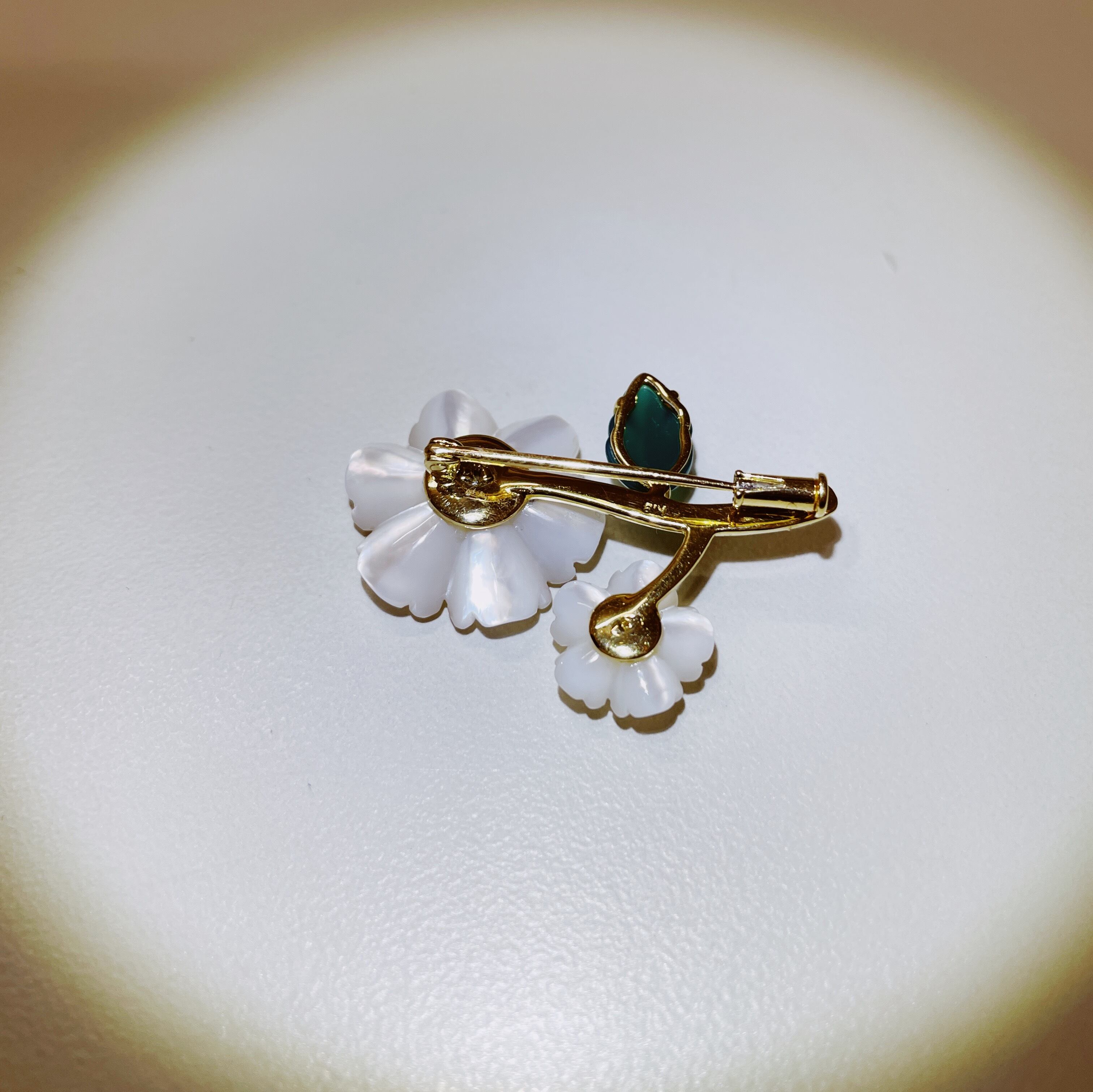 K18【ひなげし】シェル・ブローチ ルビ－、サファイヤ入り (中古 A