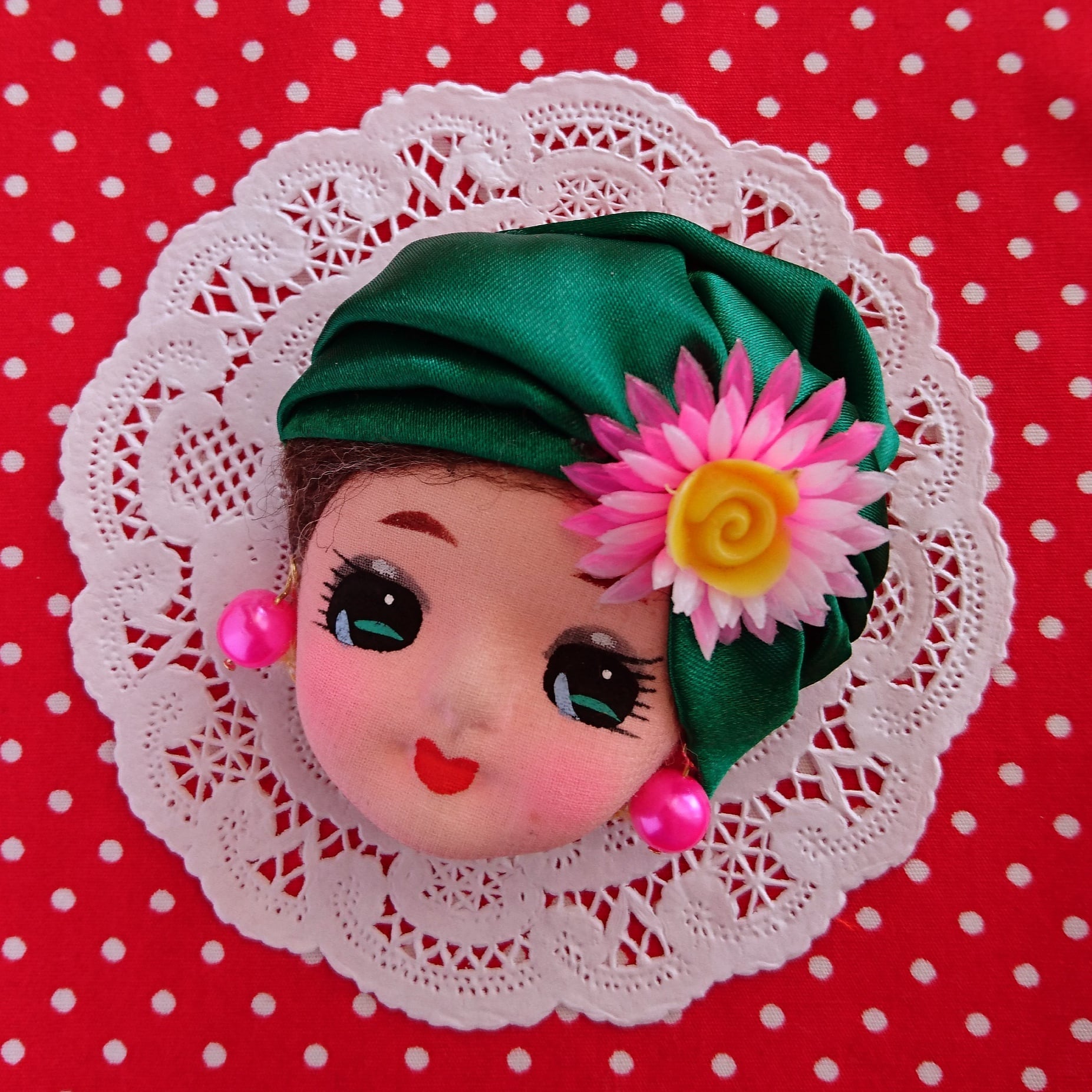 ポーズ人形お顔ブローチ | レトロ&キッチュ・椿金魚の洋品店