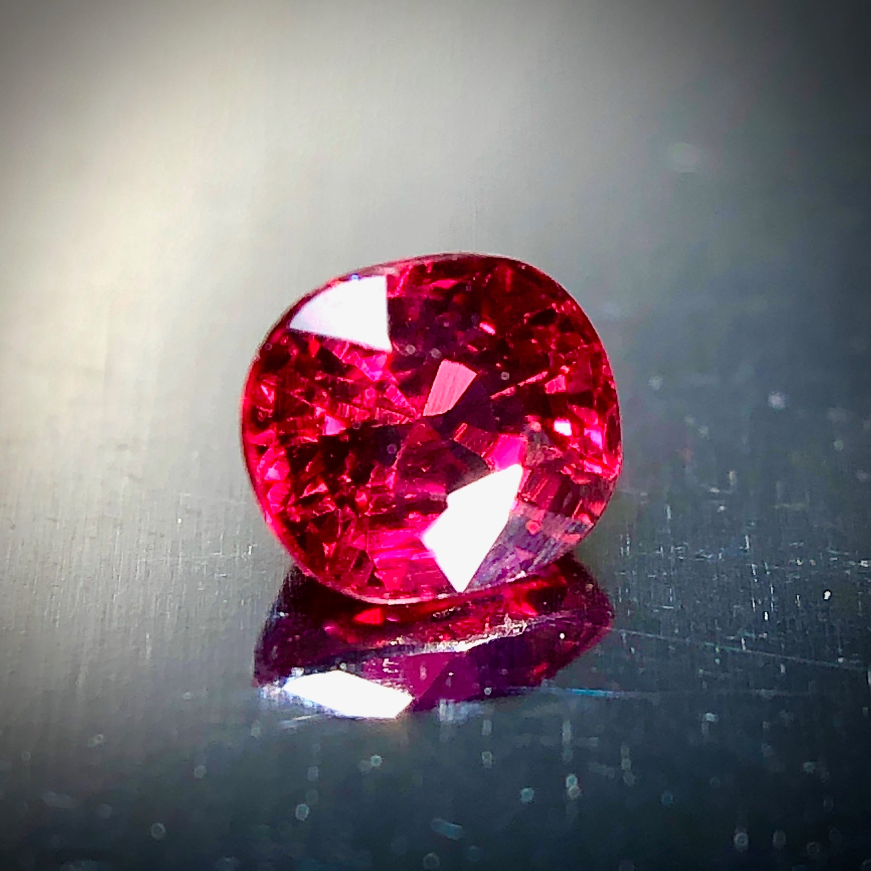 目の覚めるような鮮烈な赤 0.19ct 天然 ルビー | Frederick's Gems&Jewelry