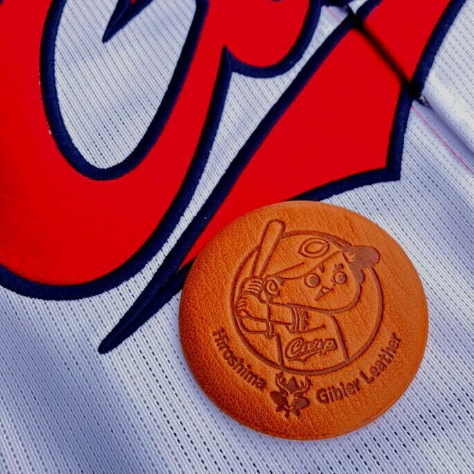 広島ジビエレザー×カープ】鹿革 革缶バッジ｜カープ坊や｜大人の質感