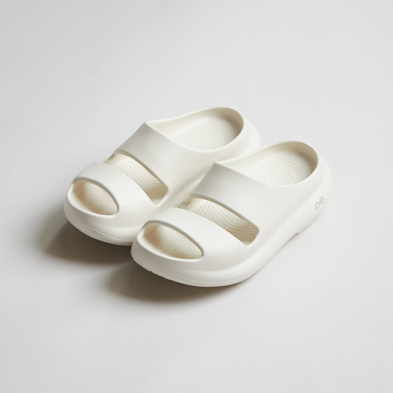 OOFOS（ウーフォス） / OOyea -Chalk（国内正規品）｜リカバリー