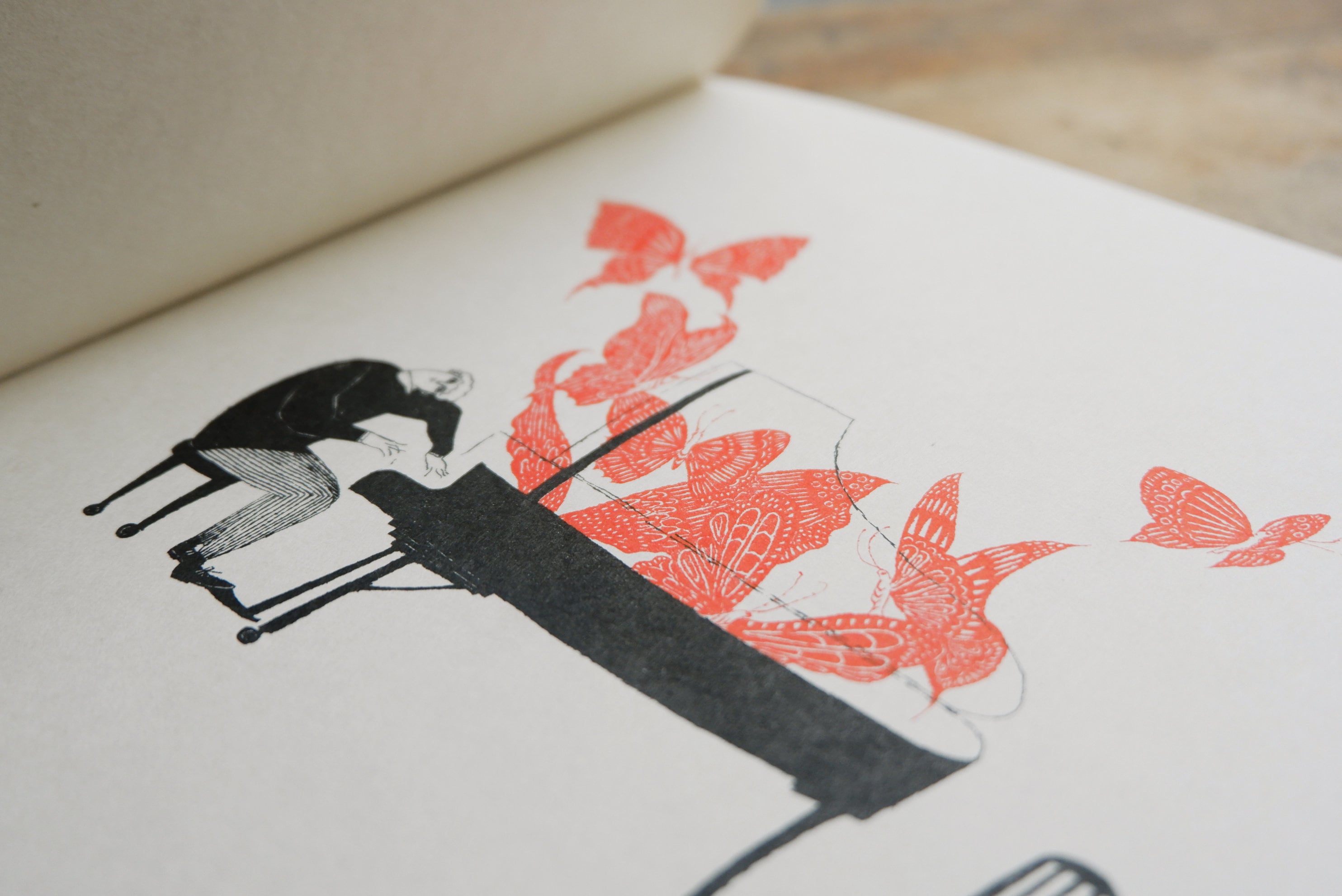 杉本さなえ作品集「Close Your Ears / 耳をとじて」 | 杉本さなえ作品