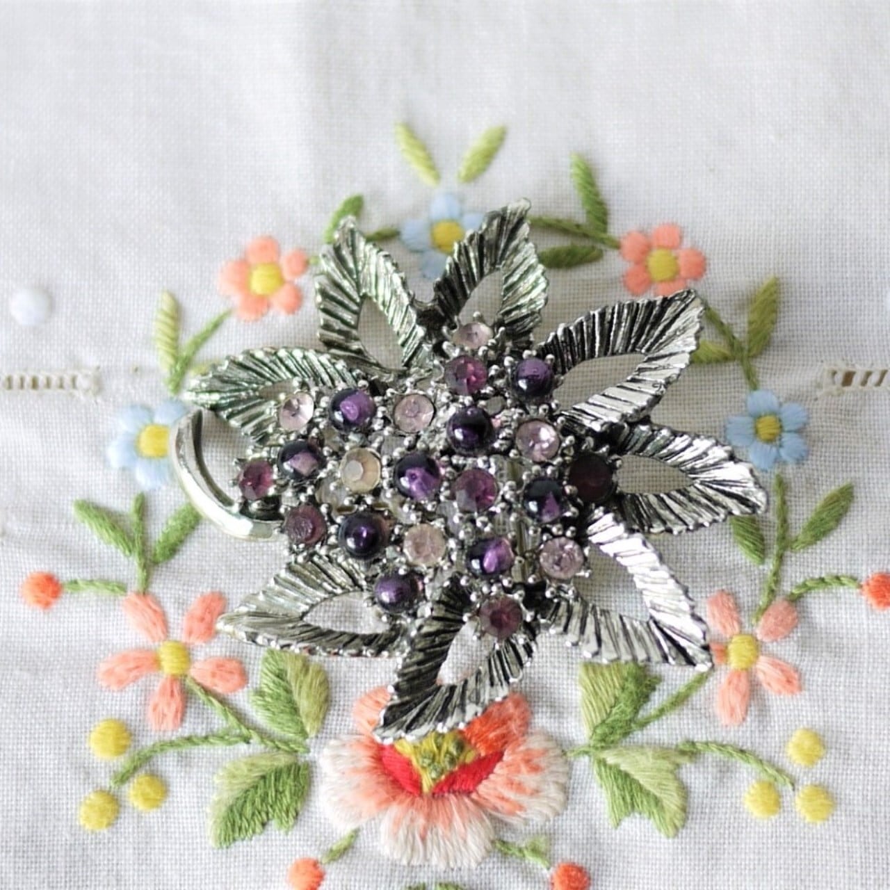 紫陽花のブローチ 昭和レトロブローチ | こりすのパン屋Base店 （世界