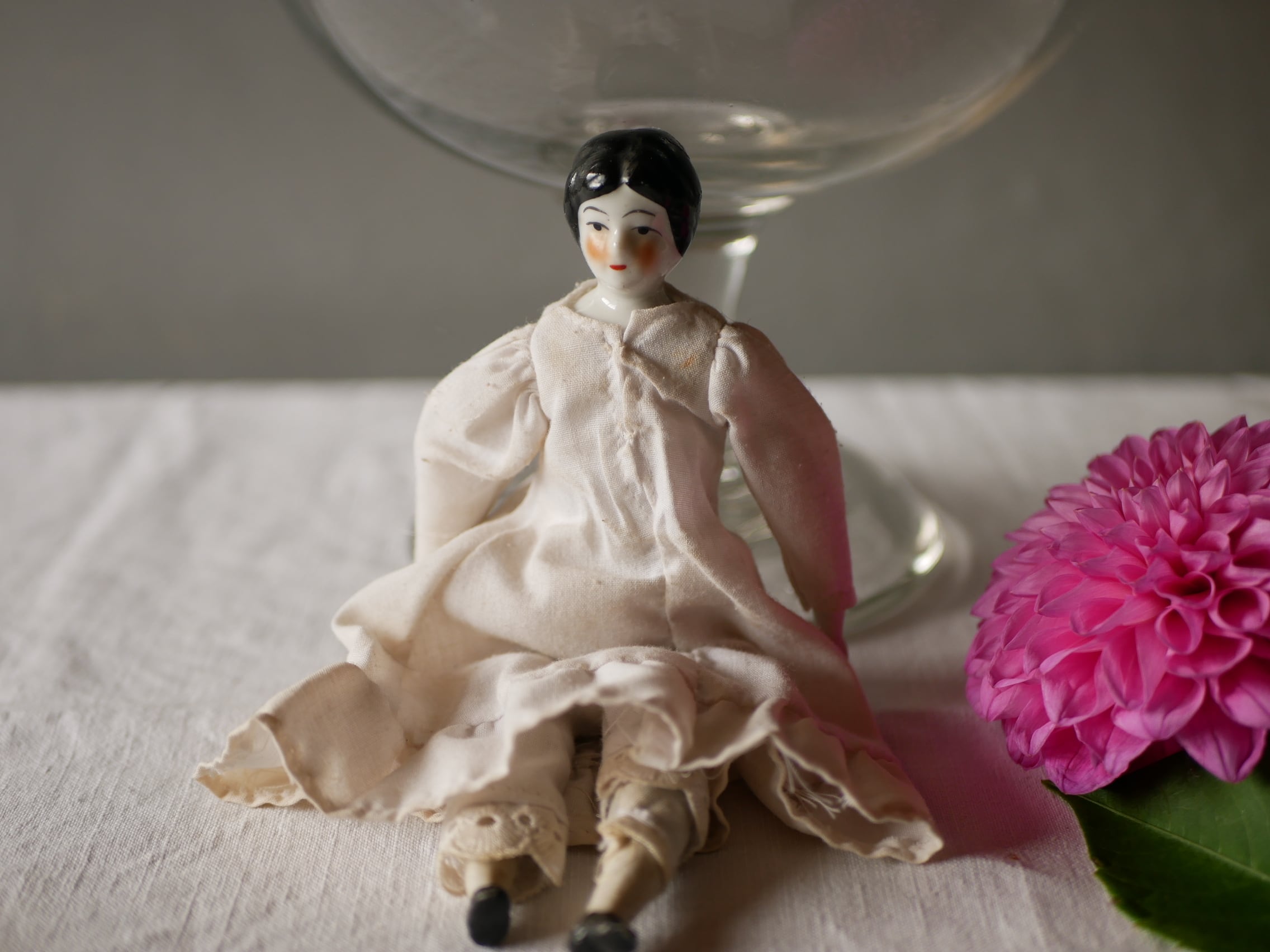 白いドレス チャイナヘッド ビスクドール アンティーク | フランス