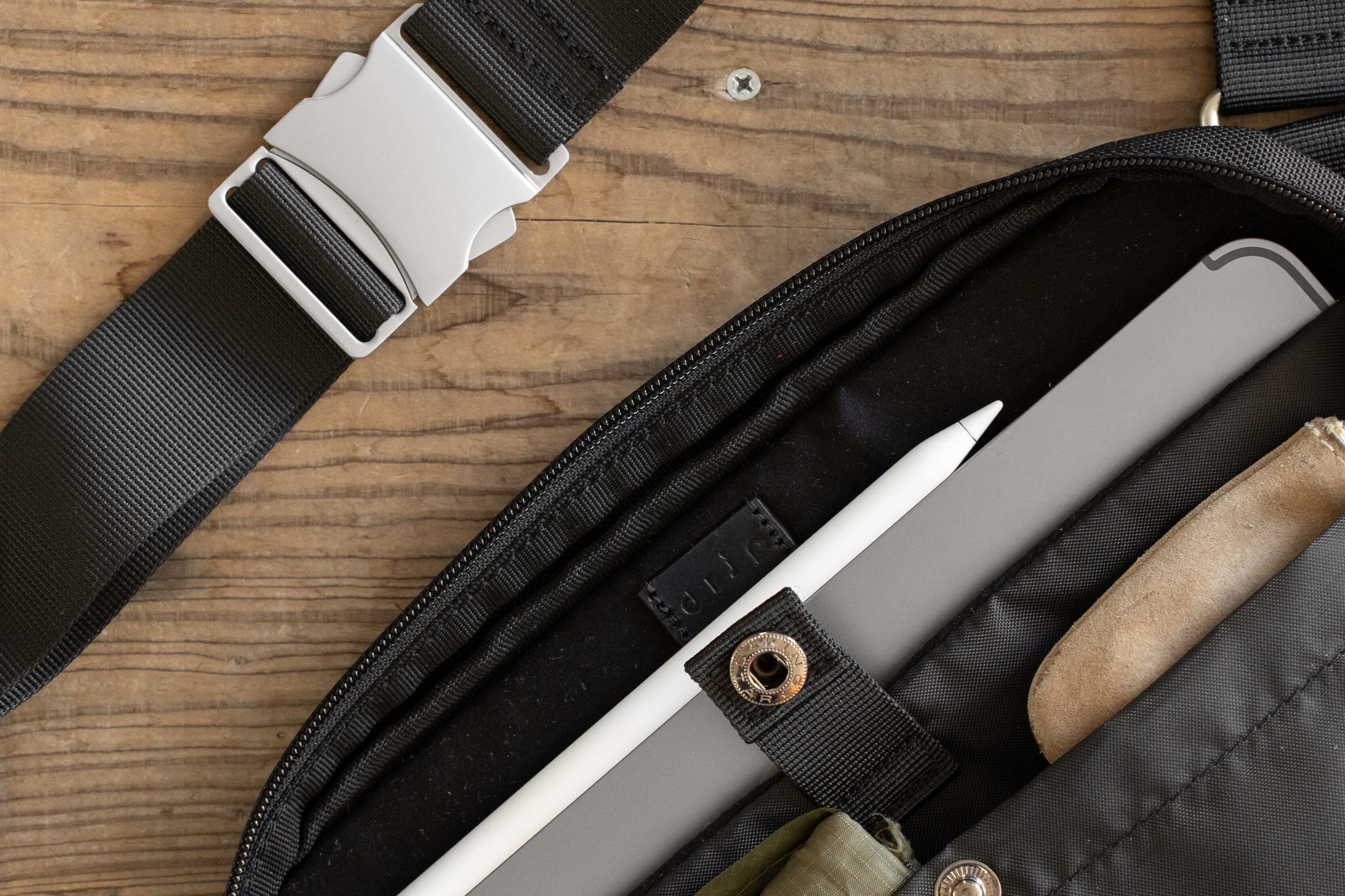 iPadユーザーのためのボディバッグ「HALFDAY PACK ver.2」 | drip公式