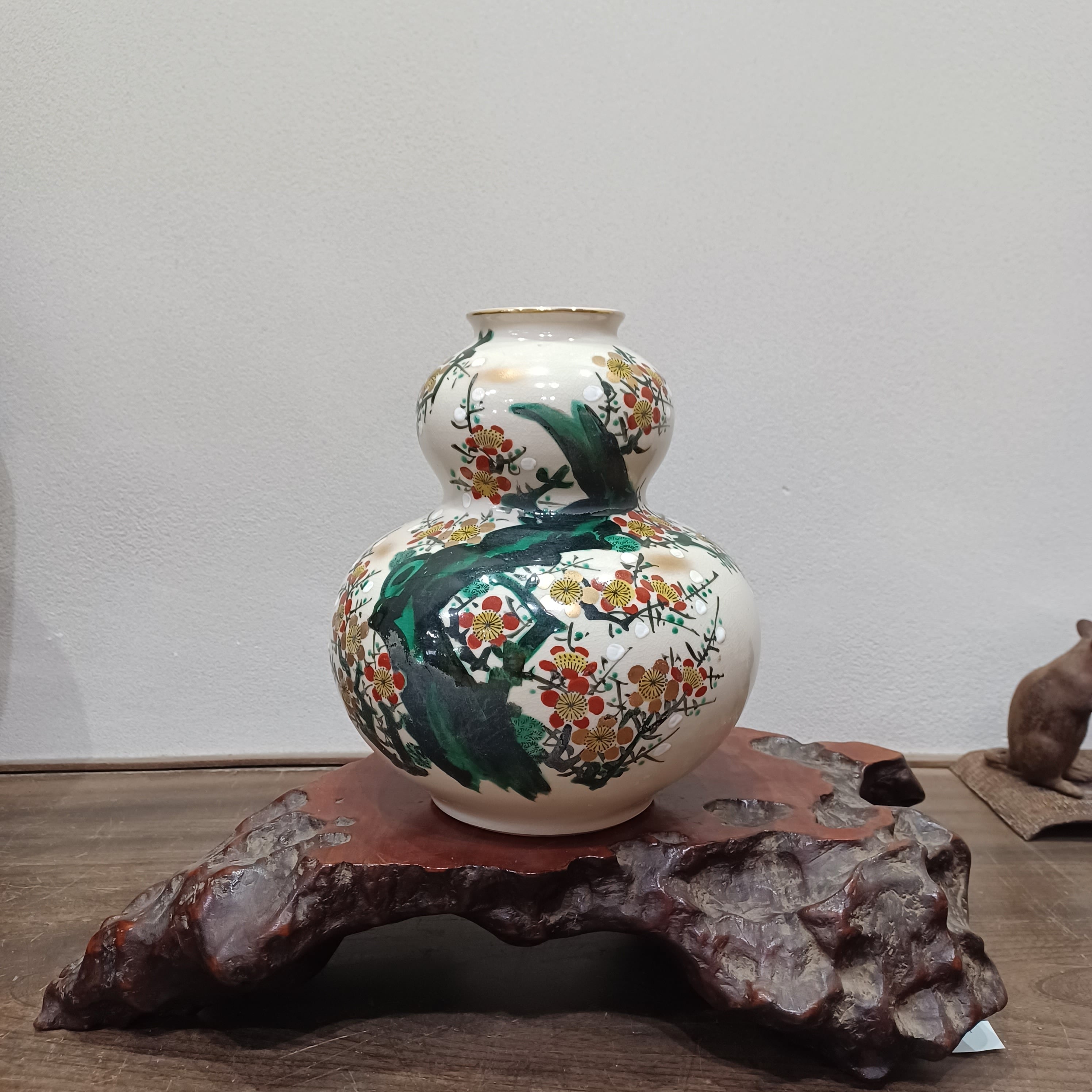 九谷焼】色絵梅樹文 瓢箪型花瓶｜九谷仙龍作｜昭和期｜赤・金・白の梅