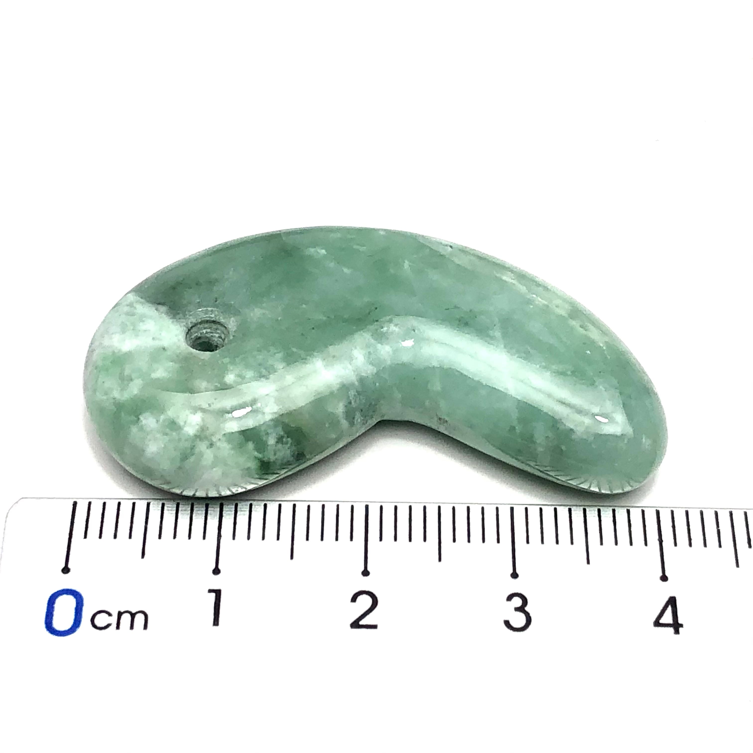 緑色 糸魚川翡翠勾玉：ロウカン質 MT0007 | 糸魚川翡翠工芸家 赤羽可行BASE