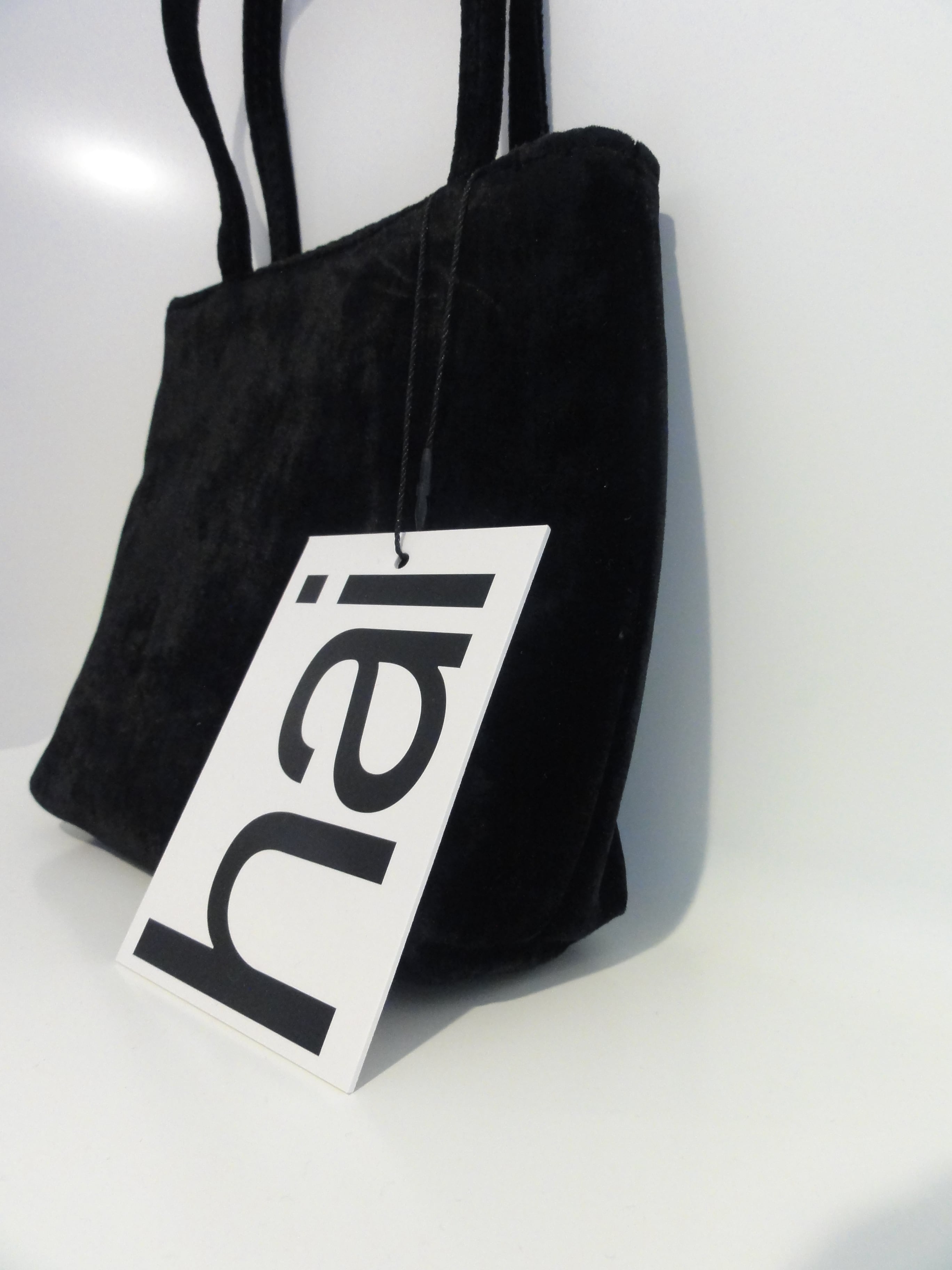 hai (ハイ) Little Velvet Bag (Black) | H Nagano Select Shop