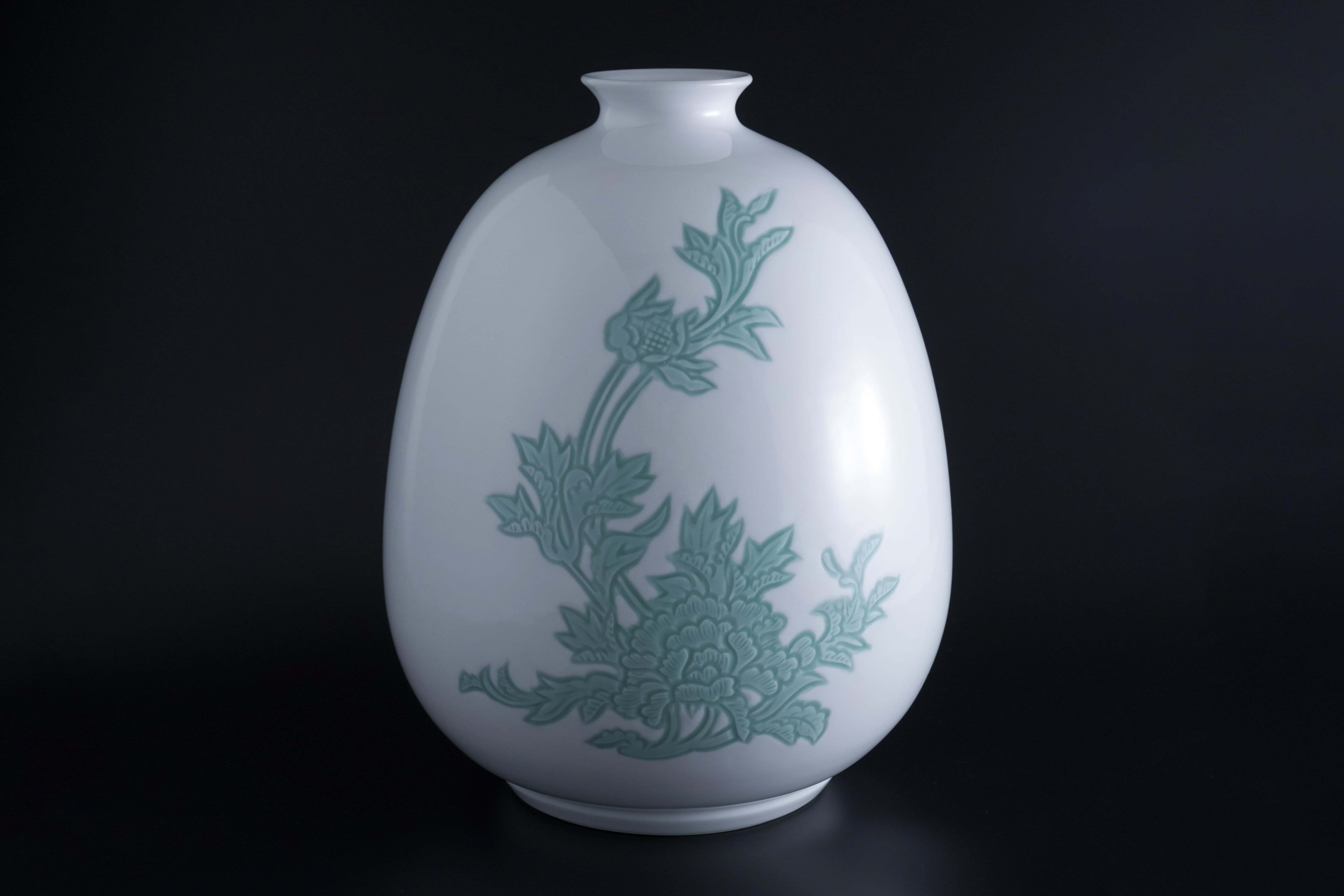 井上萬二作】白磁緑釉牡丹彫文壷 | 井上萬二窯 INOUE MANJI KILN