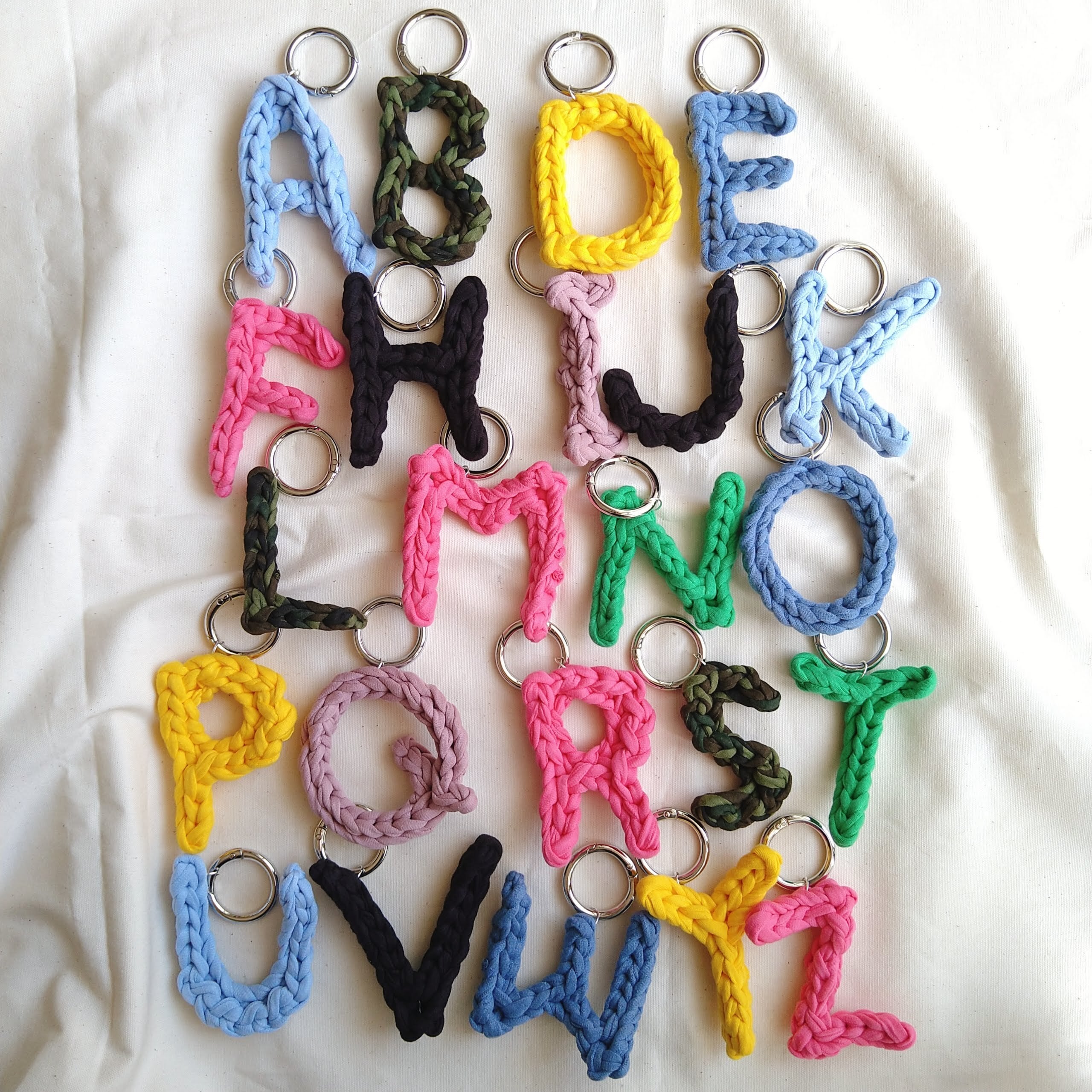 イニシャルキーホルダー | 編み物ハンドメイド amotto