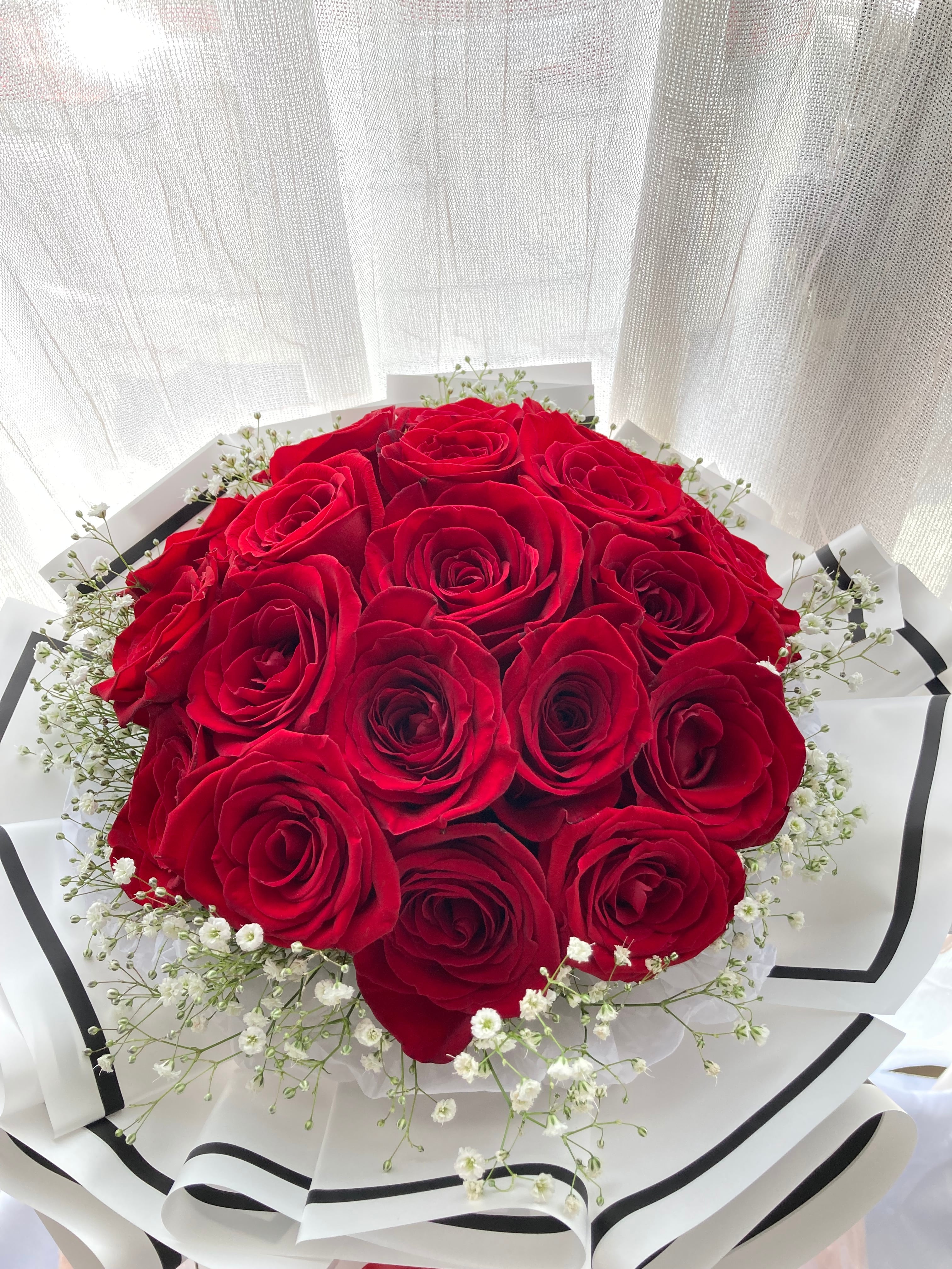 赤いバラの花束「レッドローズエンジェル」〔21本〕（プレミアム