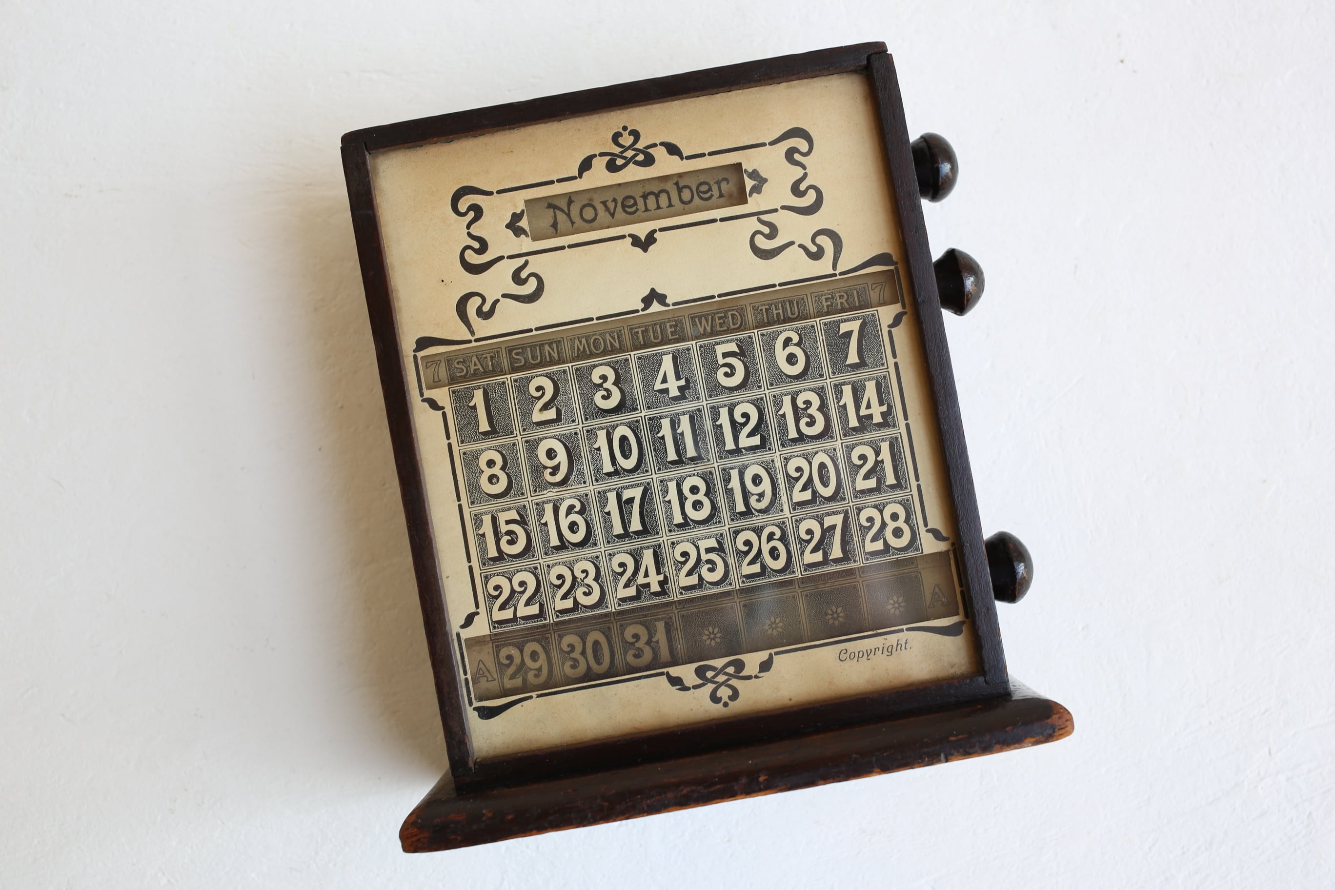 フランス アンティーク 卓上万年カレンダー 木×ガラス N-03688 | EMUPARIS