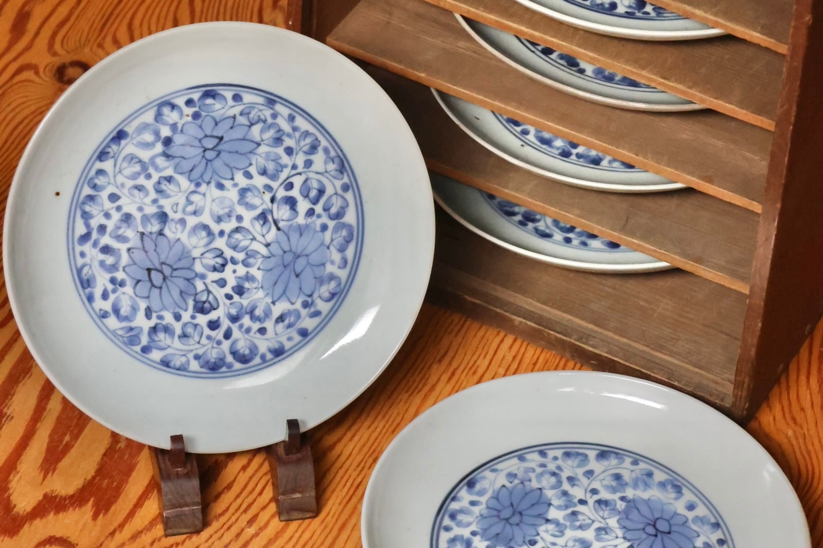 七寸 古伊万里 染付 花唐草文 中皿 | (有)新原美術