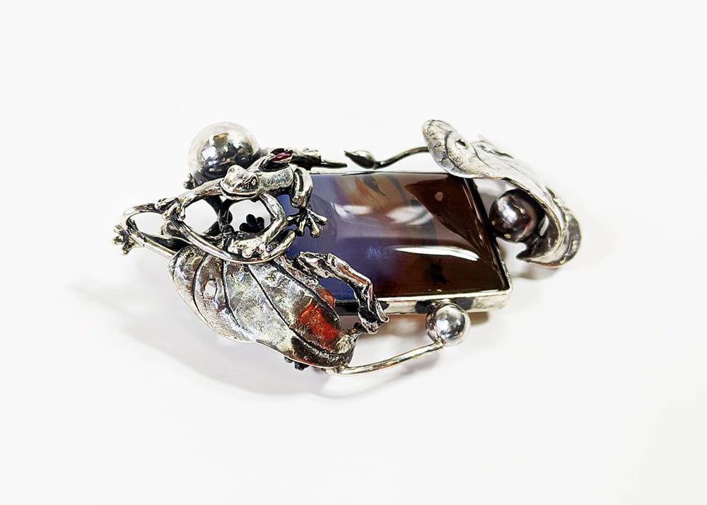 カエルジュエリー ピクチャーメノウ ルビーフロッグ シルバーブローチ