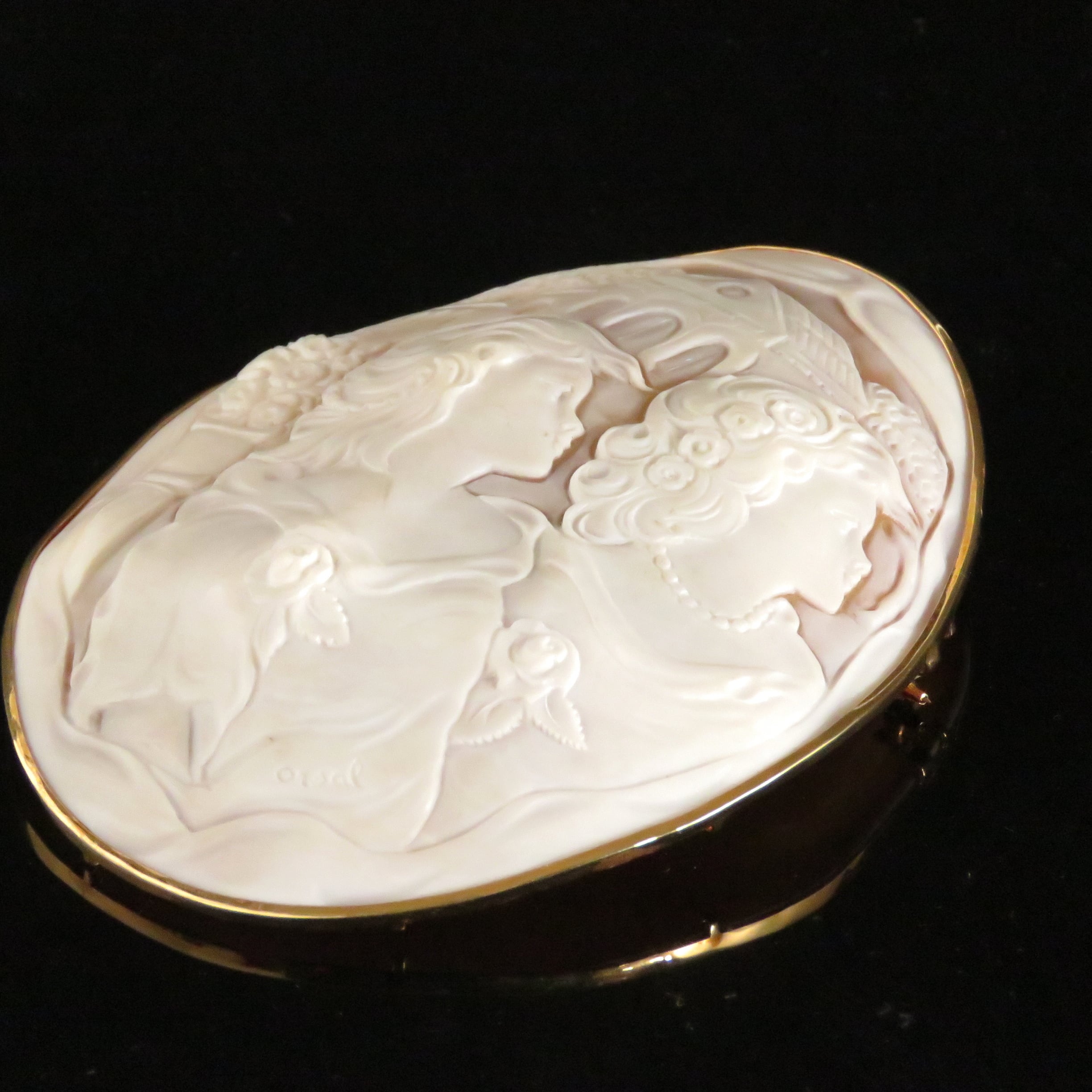 在銘・サイン有り(orsal) k18枠 特大シェルカメオ「少女2人