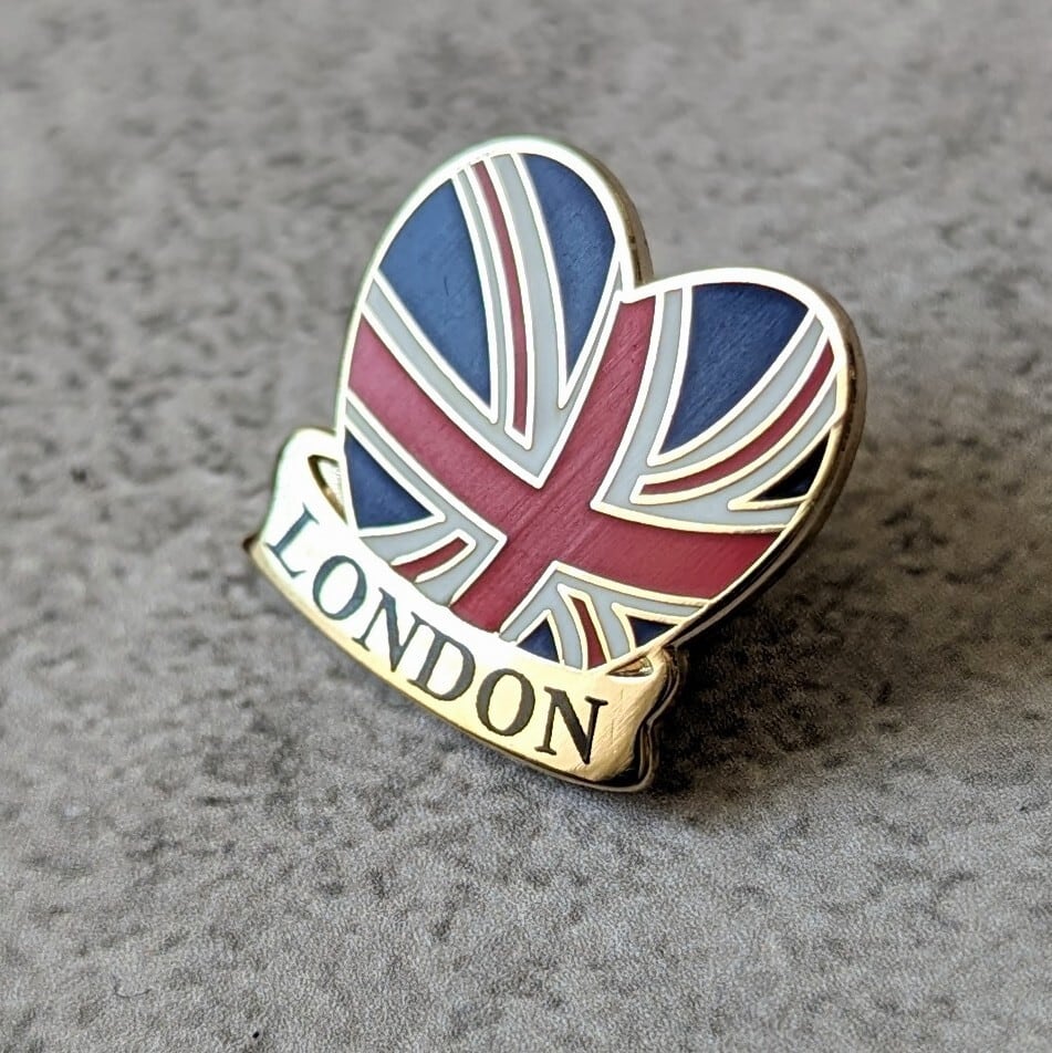 ピンバッジ【国旗=ハート・ユニオンジャック】Tradition 90040-T1213
