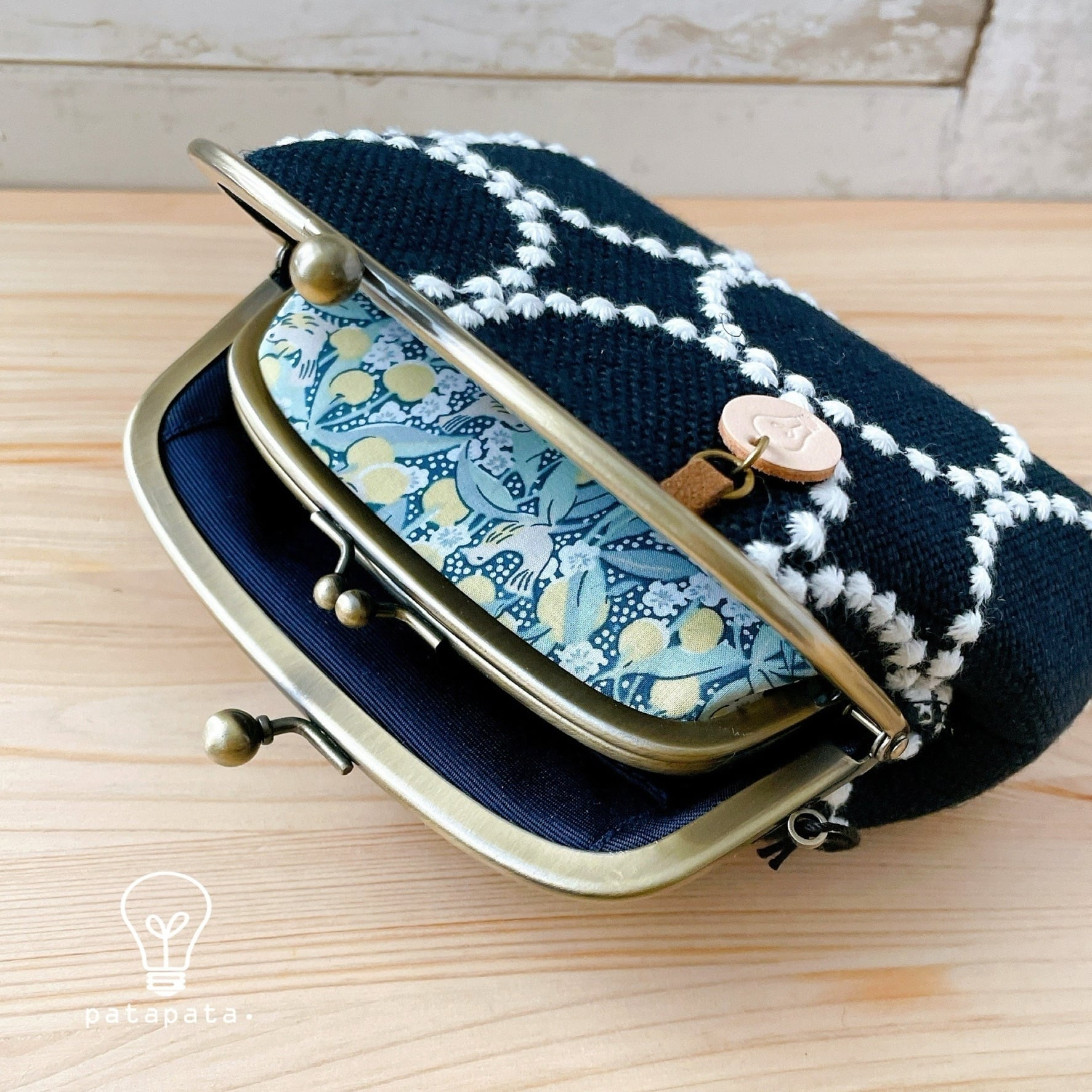 ミナペルホネン /2025タンバリンネイビー×白/がま口ポケット付きMS