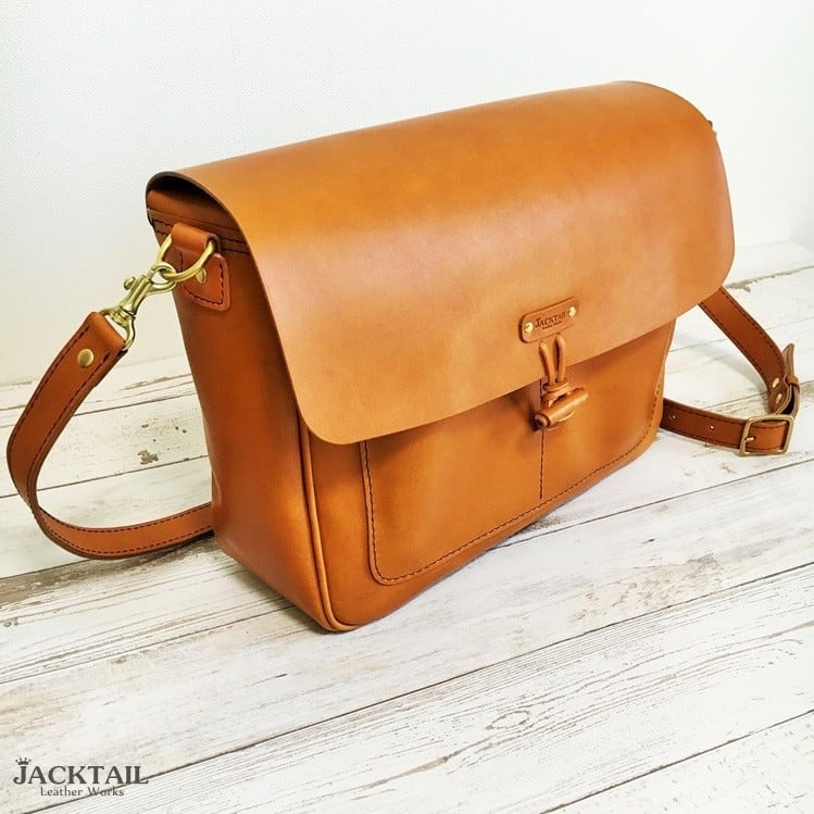 A4サイズ メッセンジャーバッグ／オイルレザー（キャメル） | 革鞄