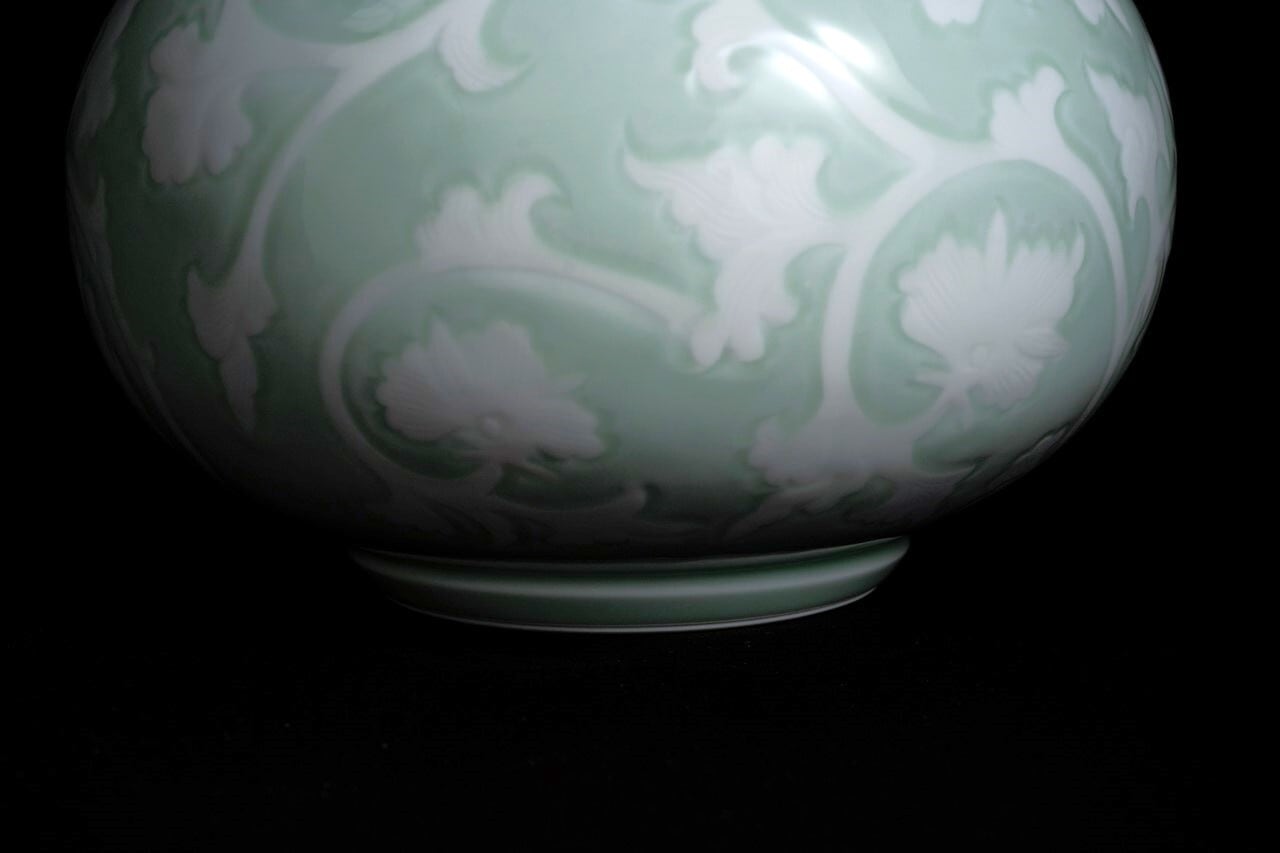 人間国宝 井上萬二 作 青白磁牡丹彫文 皿 高級ライン 直径16.8cm 人間