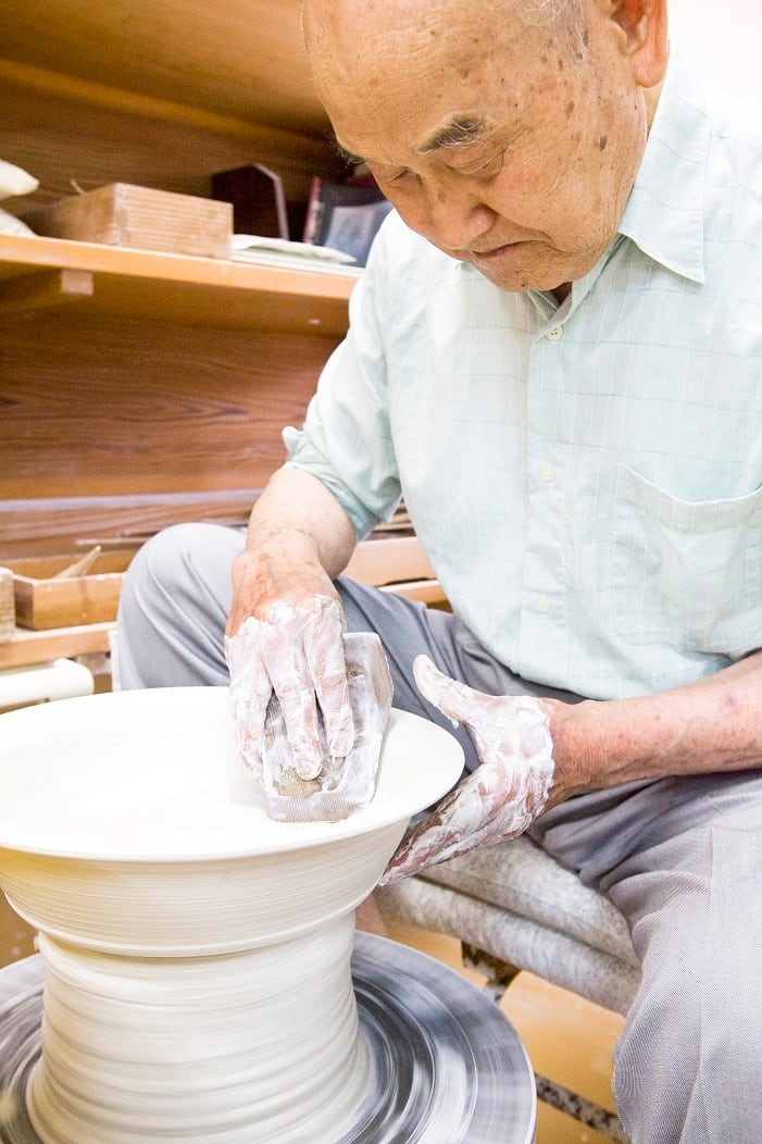 井上萬二作】白磁面取花瓶 | 井上萬二窯 INOUE MANJI KILN