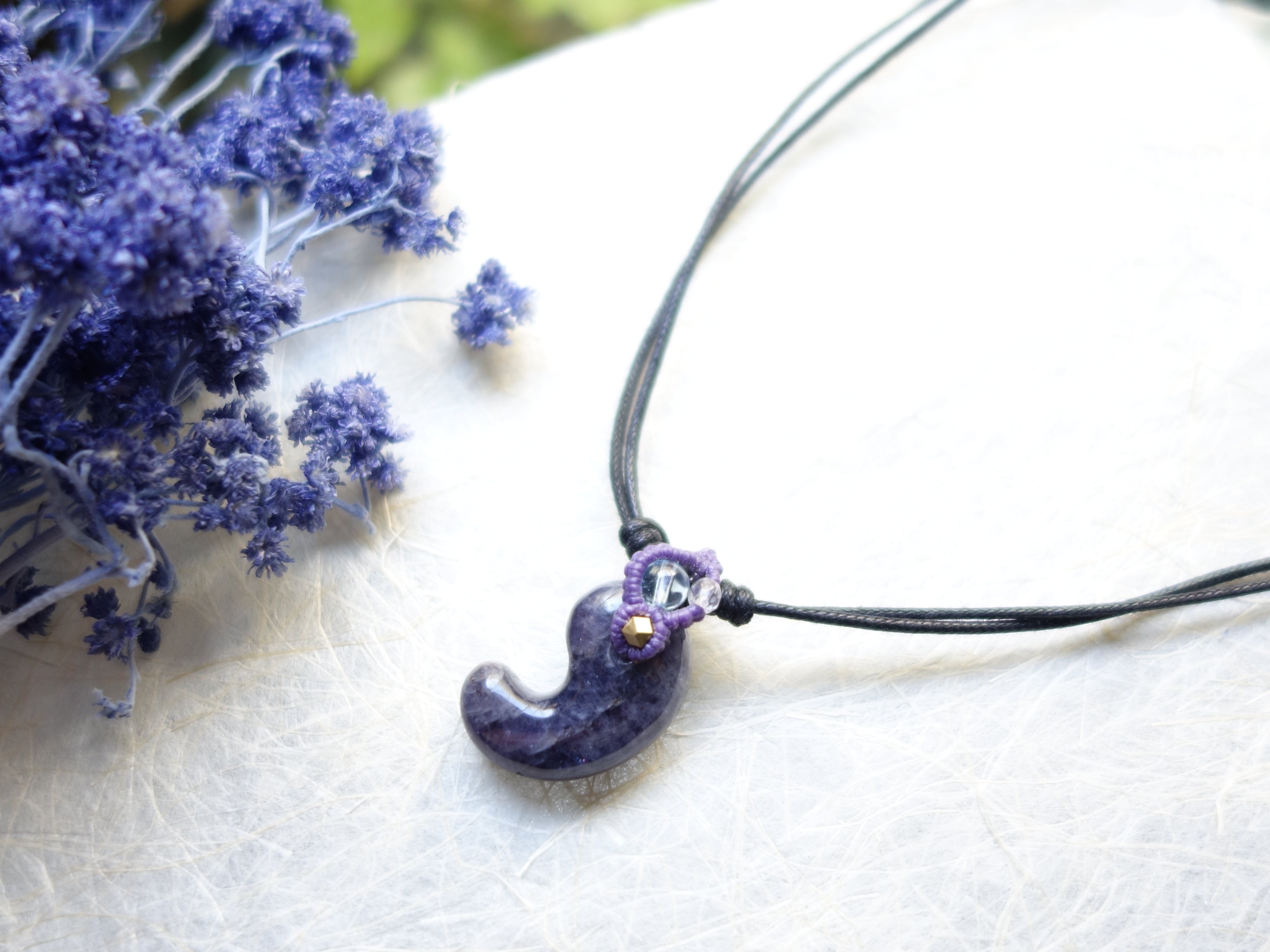 アイオライトサンストーン】30ミリ勾玉ネックレス | たまゆらsakai