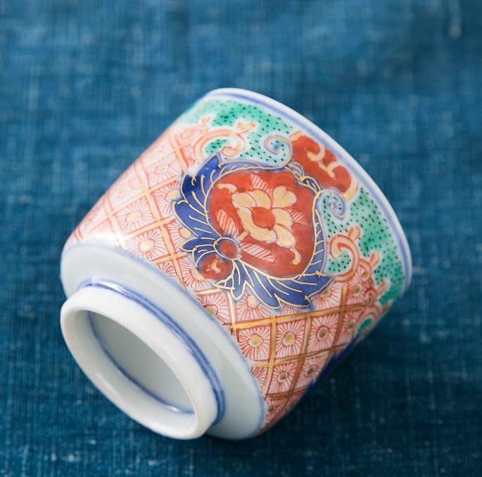 伊万里 のぞき猪口 色絵金彩 覗 盃 おちょこ 酒器 窓絵 牡丹 経菱 四方