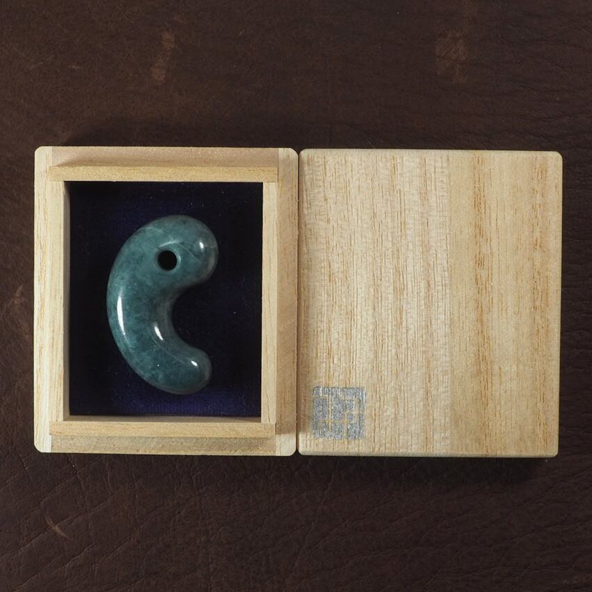 糸魚川翡翠 希少色 大所産 青翡翠 勾玉 15.1g Itoigawa Blue Jadeite